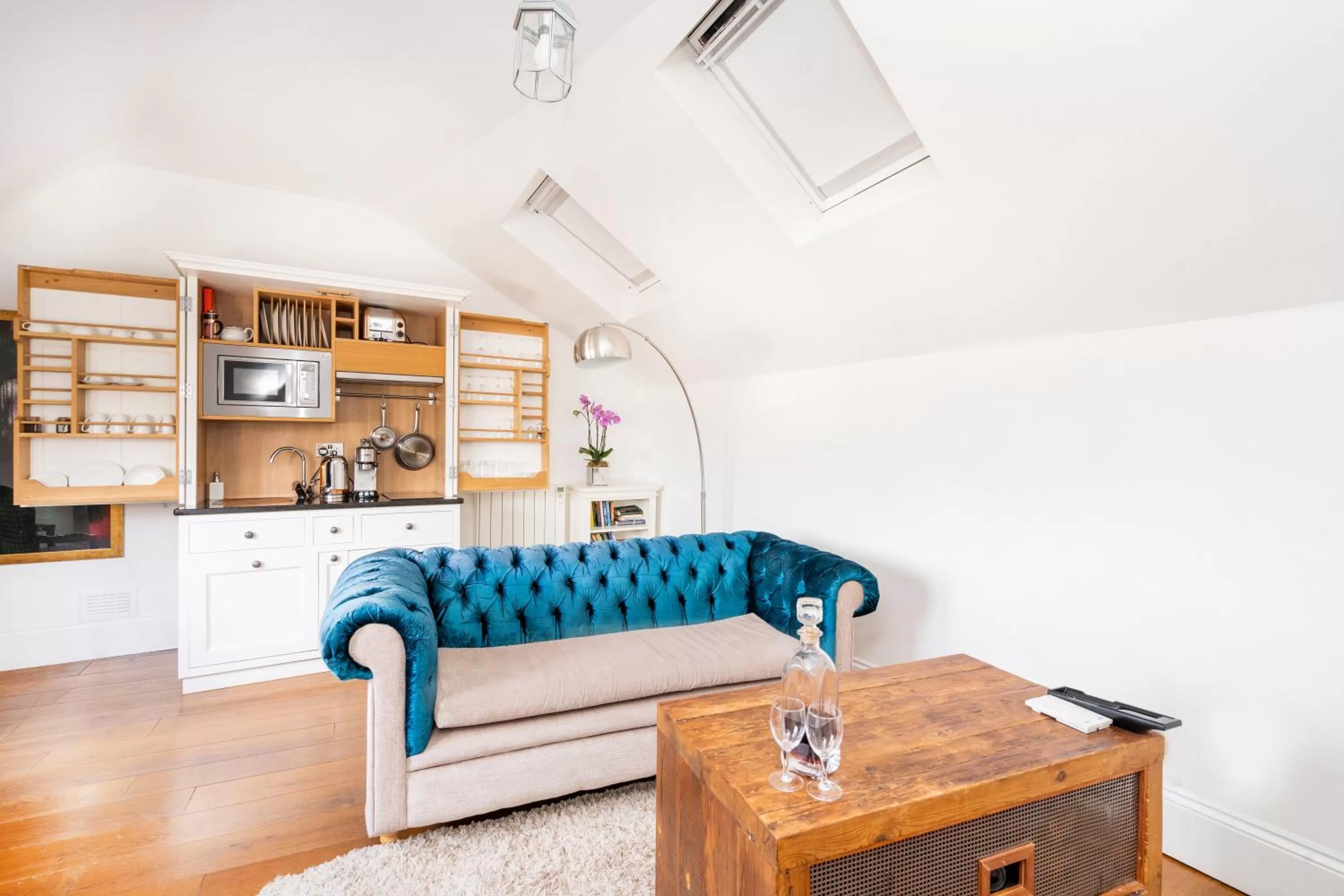 Kitchen or kitchenette, Seating Area in Berkeley Suites