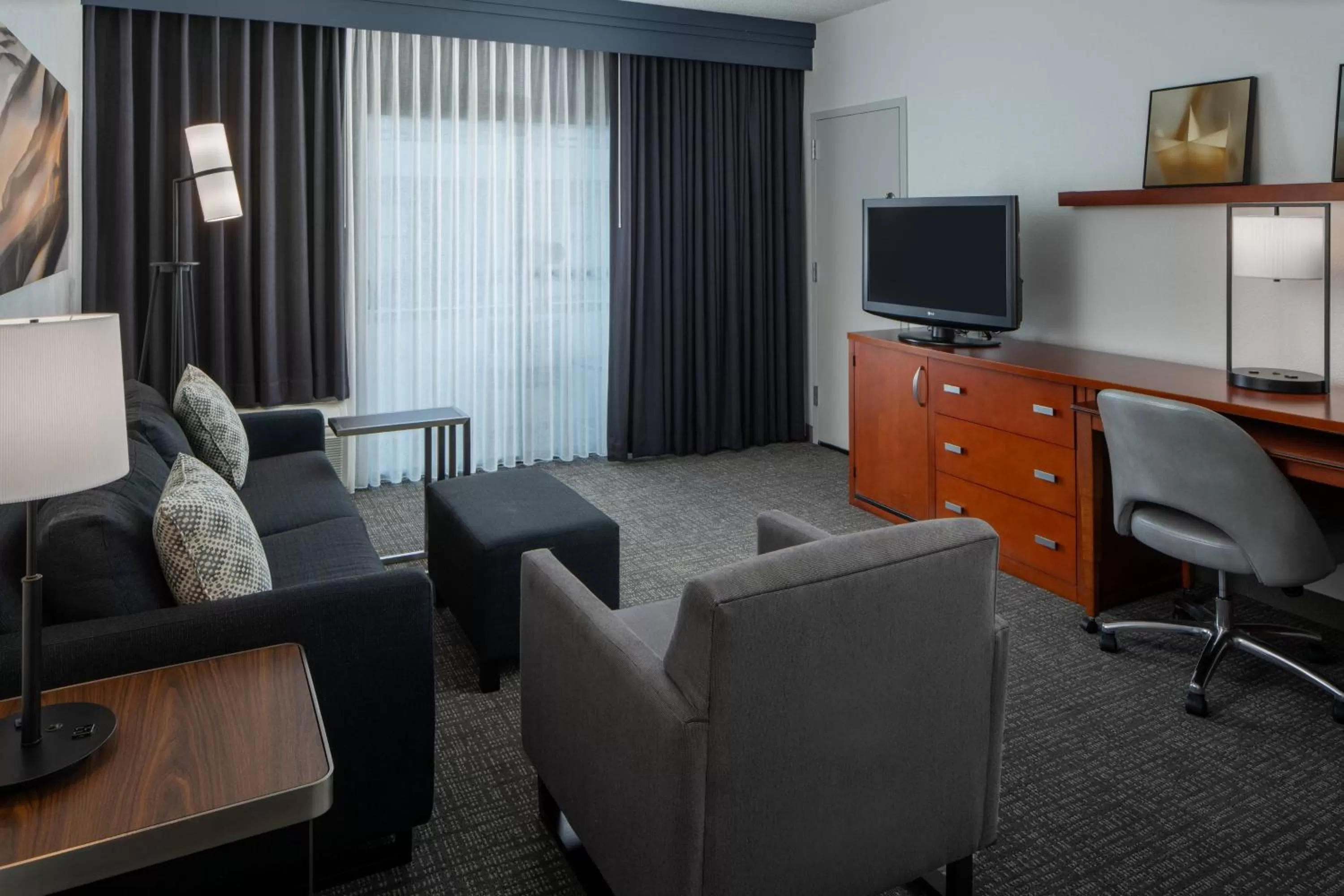 Living room in Courtyard by Marriott Memphis East/Park Avenue