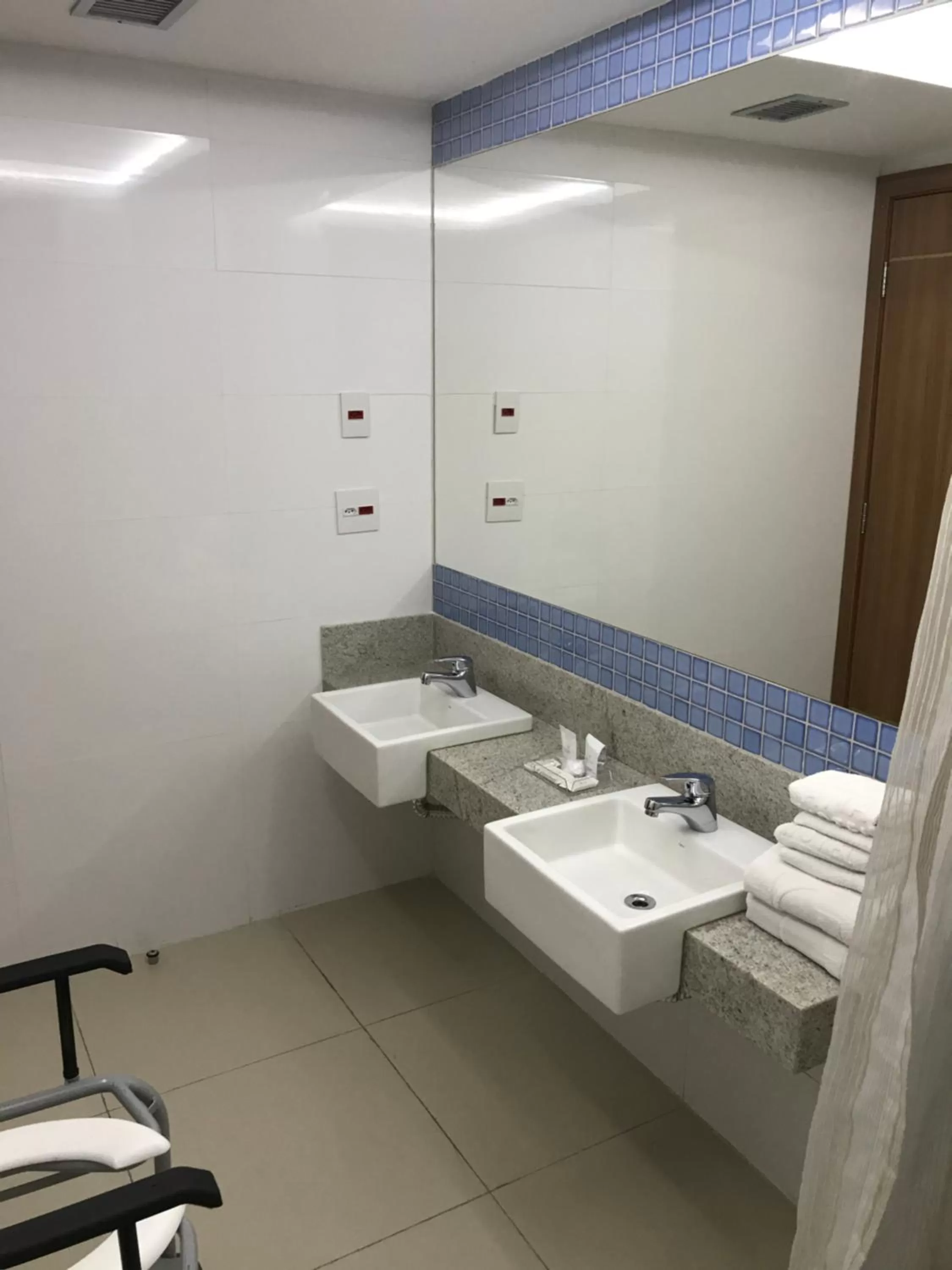 Toilet in Américas Granada Hotel