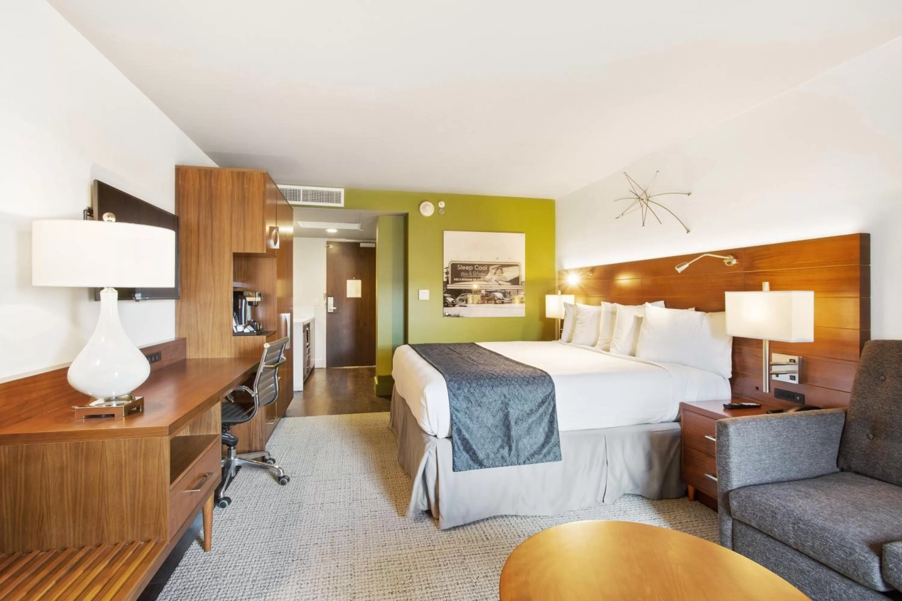 Photo of the whole room, Bed in Alder Hotel Uptown New Orleans