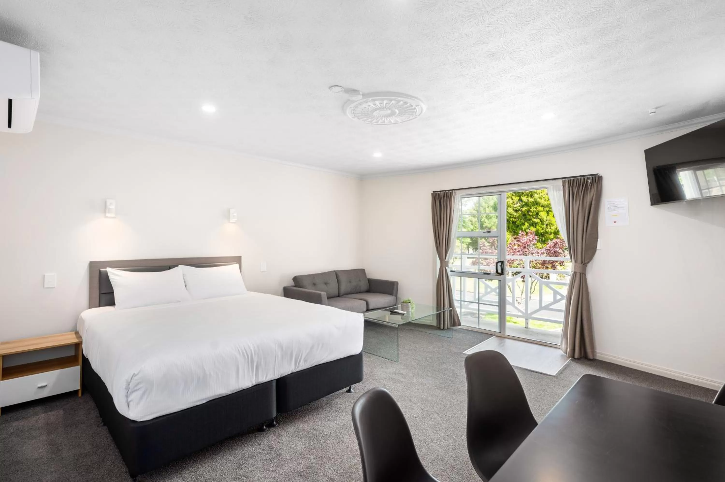 Bed in Ashleigh Court Motel