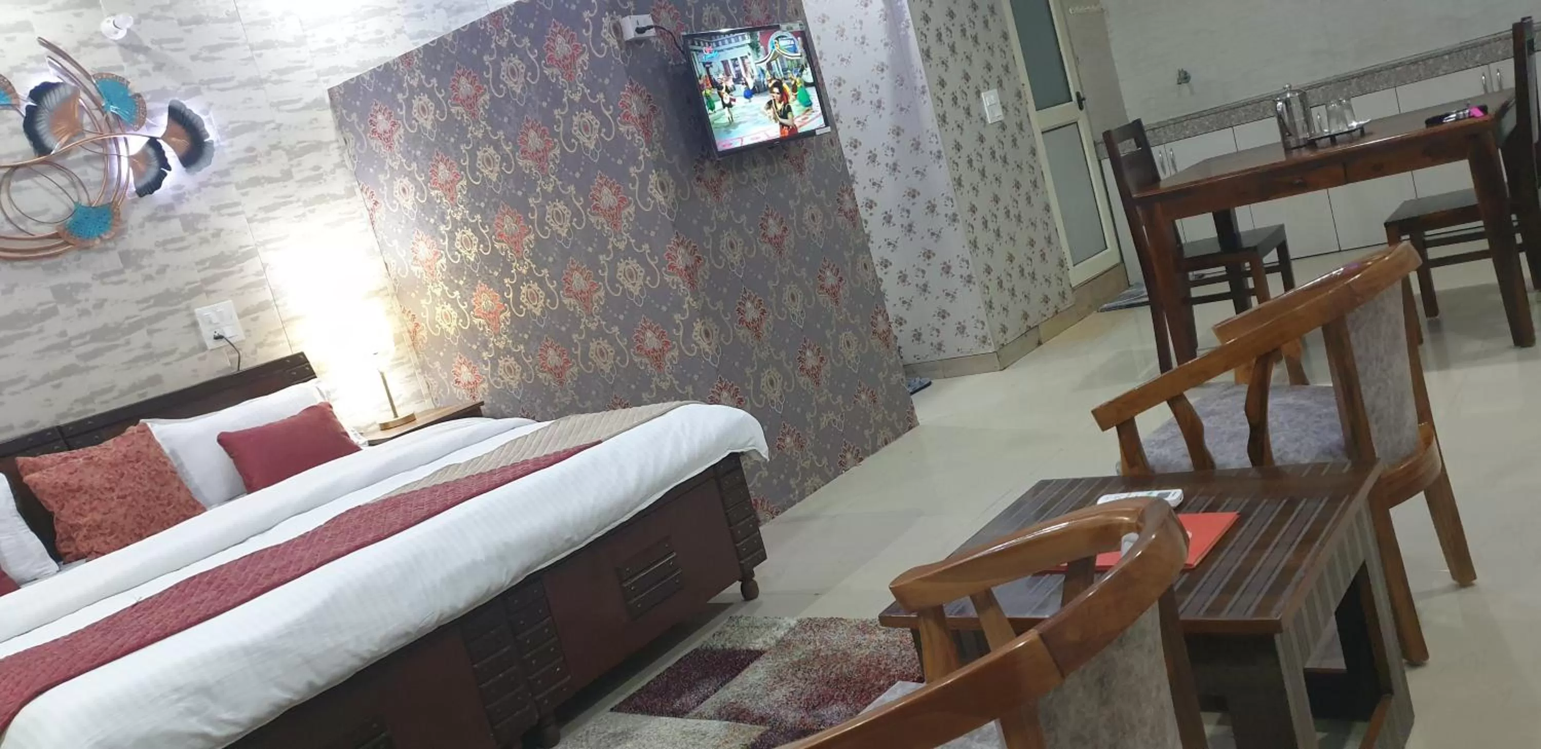 TV and multimedia in Maple Leaf Hotel