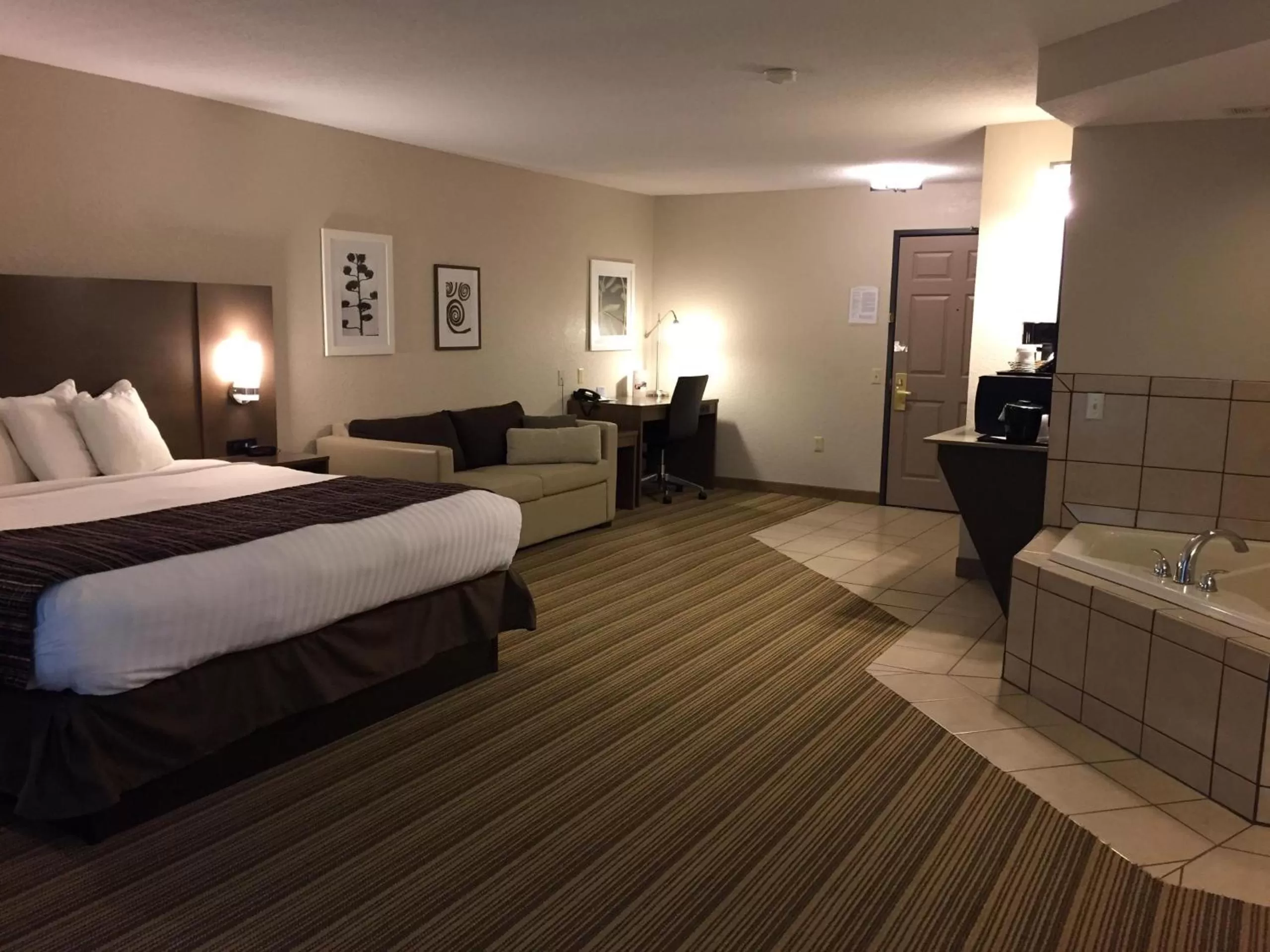 Bedroom, Bed in Country Inn & Suites by Radisson, Platteville, WI