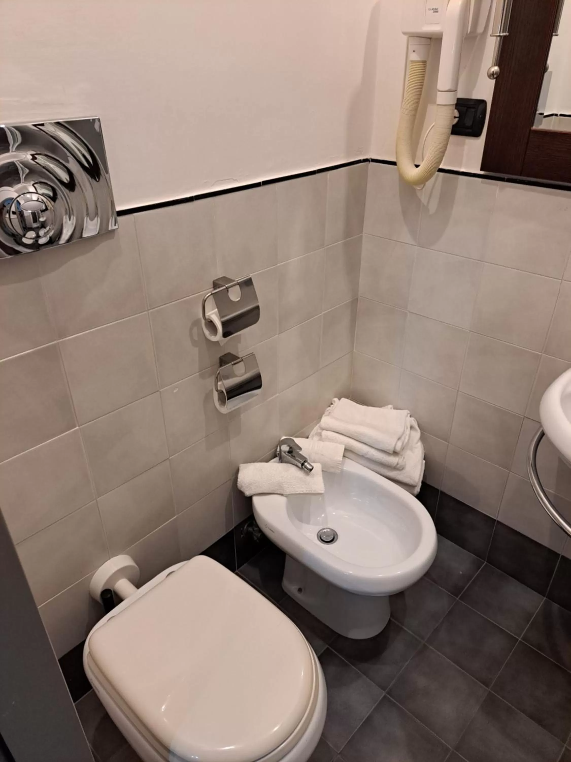 Toilet in Hotel Giuggioli
