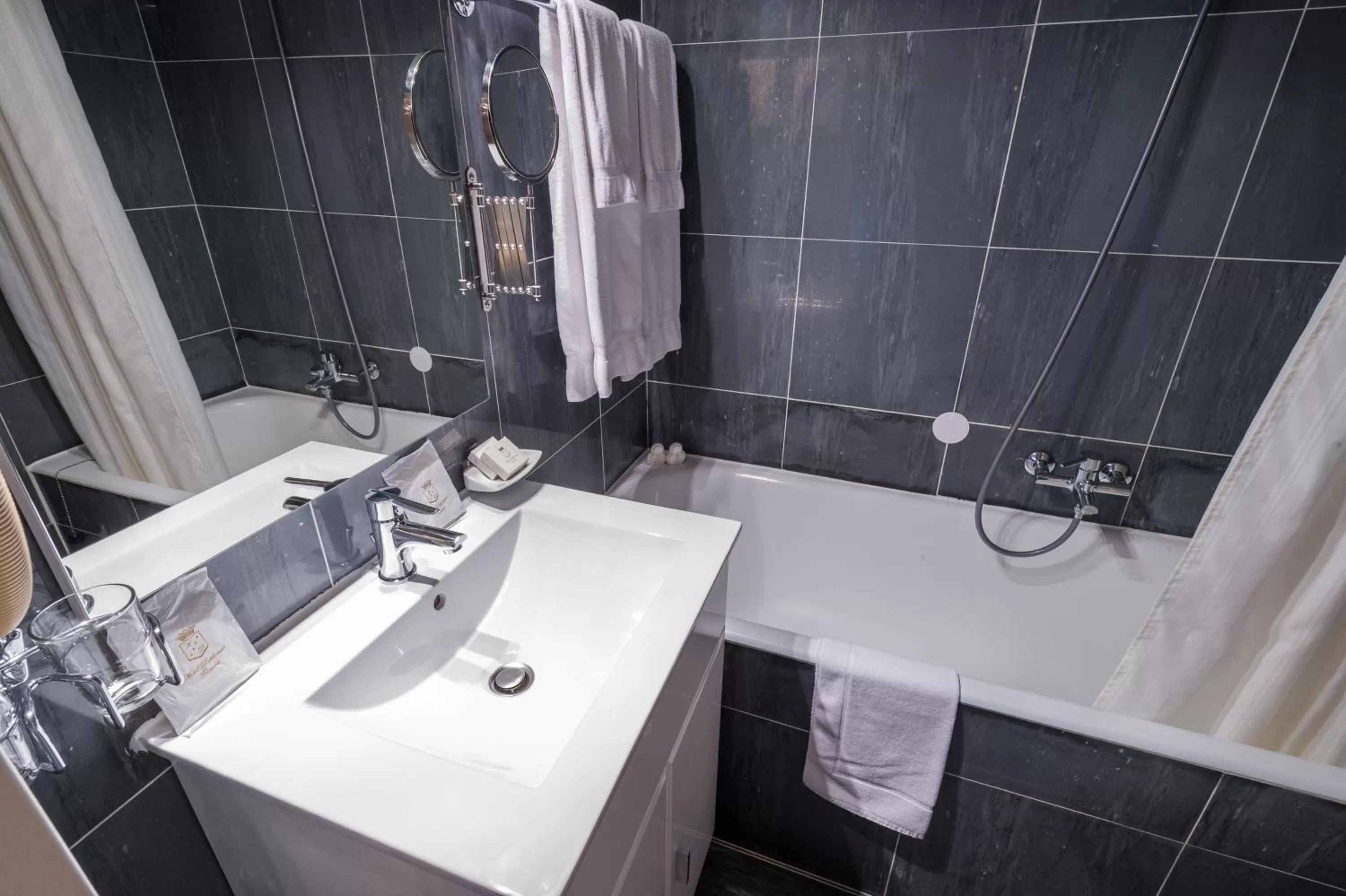 Shower in Hotel Diplomate