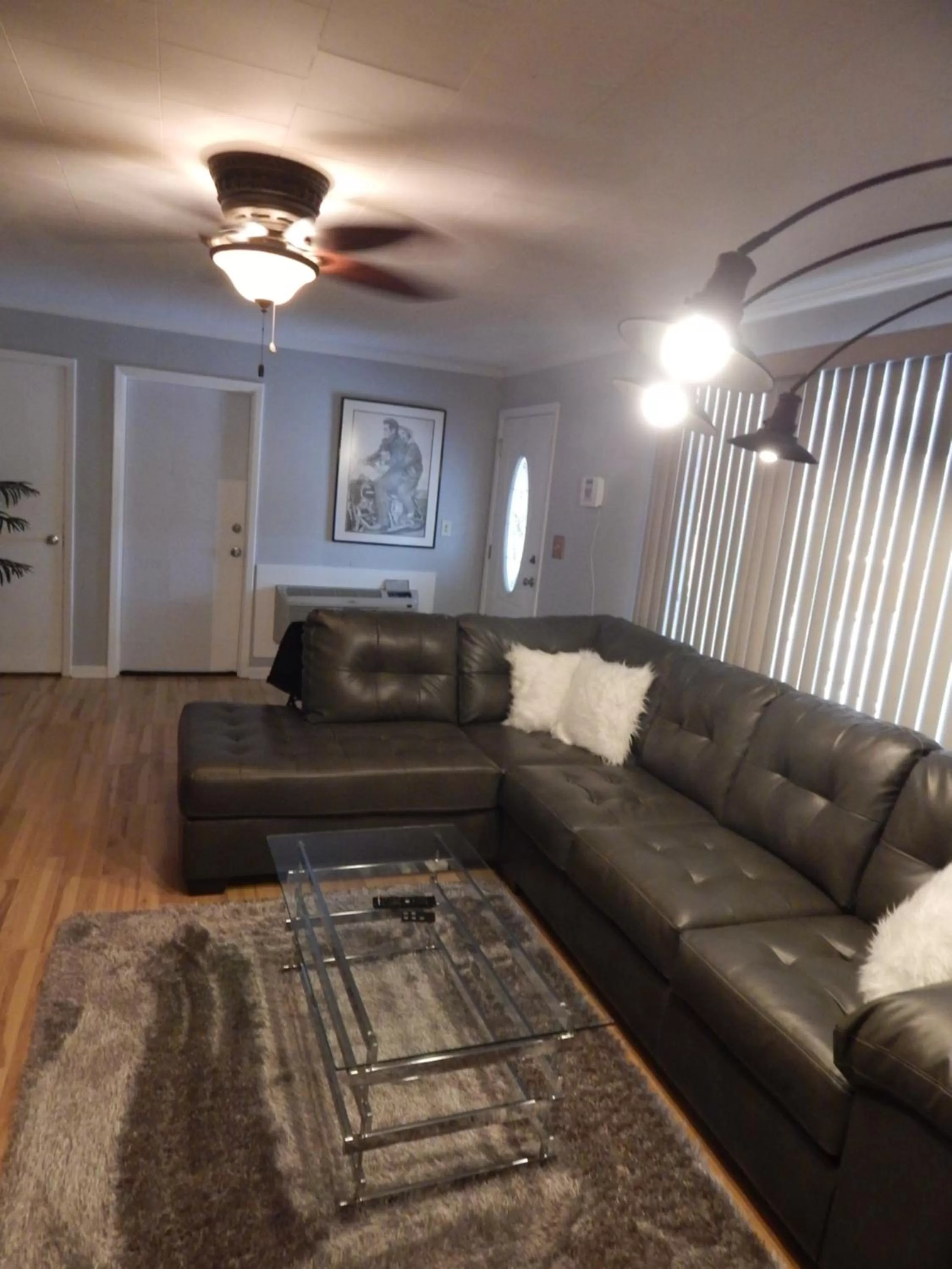 Living room in Sunset Motel