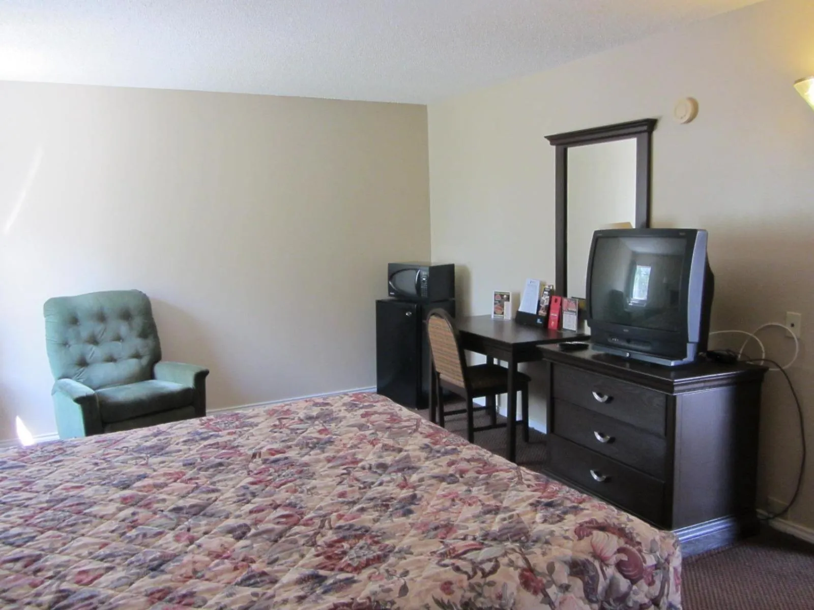 Bed in Super 8 by Wyndham Lubbock Civic Center North