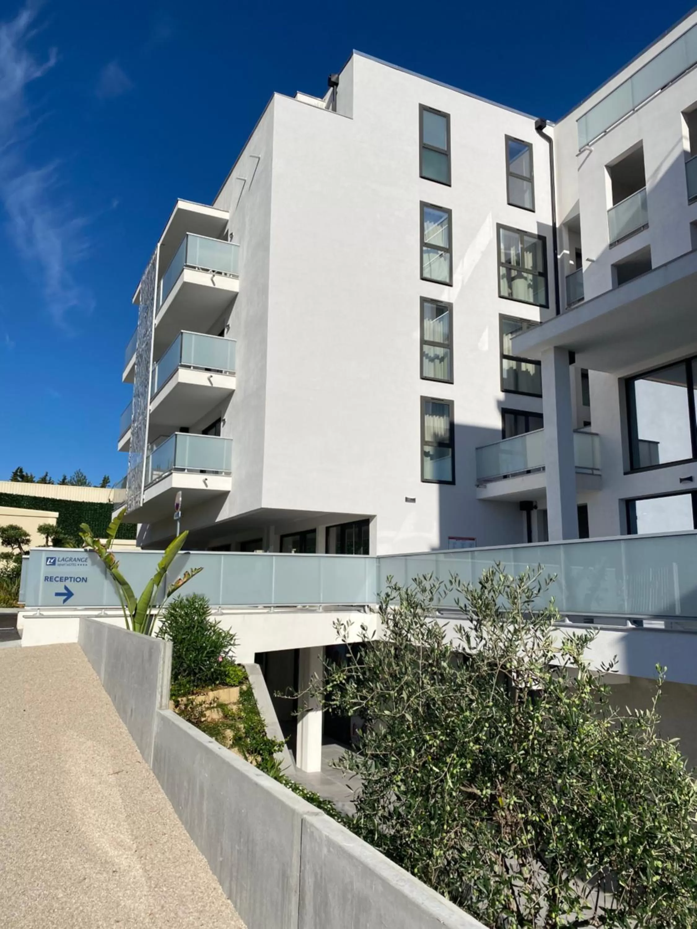 Facade/entrance in Lagrange Apart'Hôtel Antibes Olympie