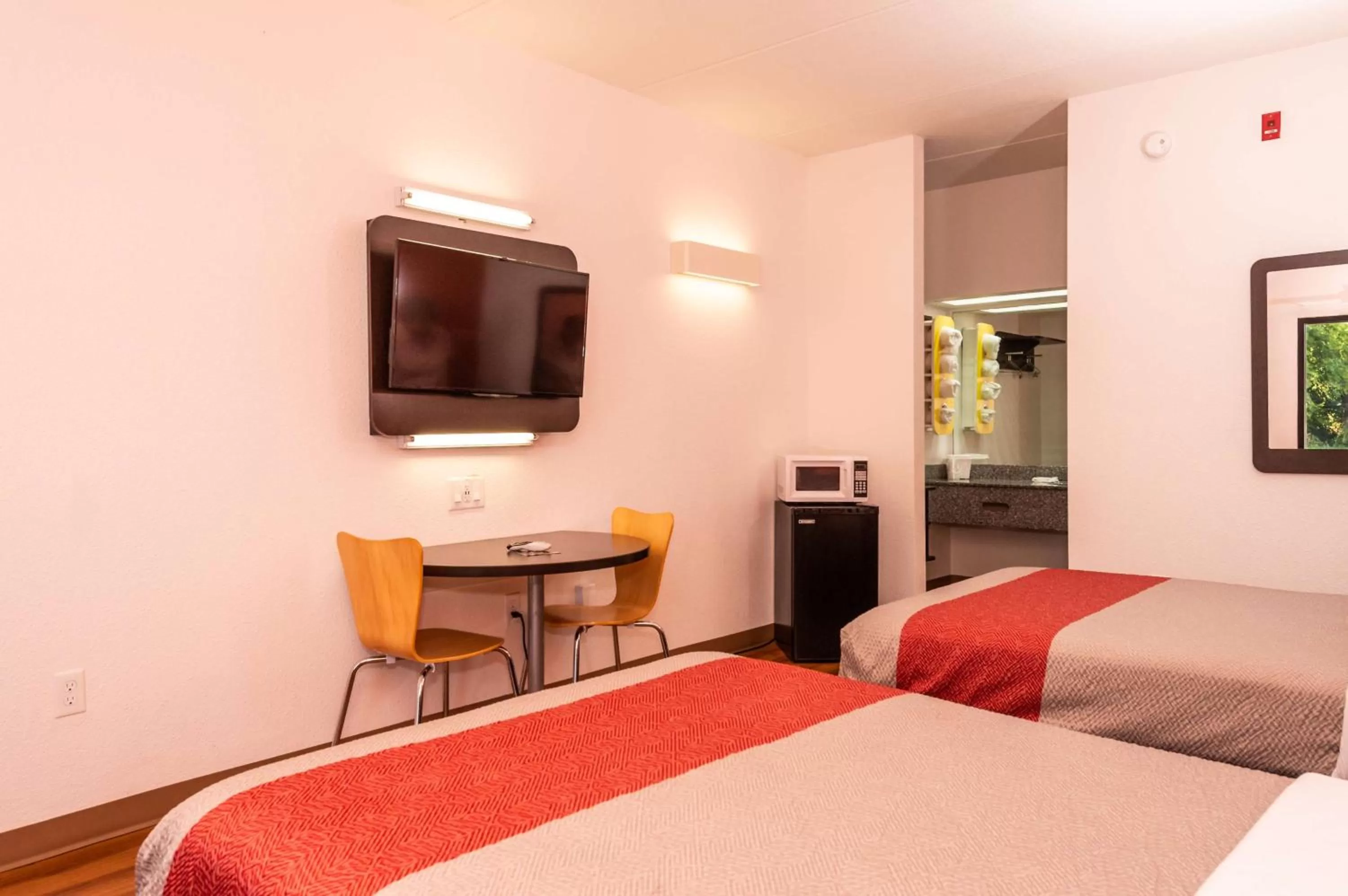 Bedroom, Bed in Motel 6-Kingsport, TN