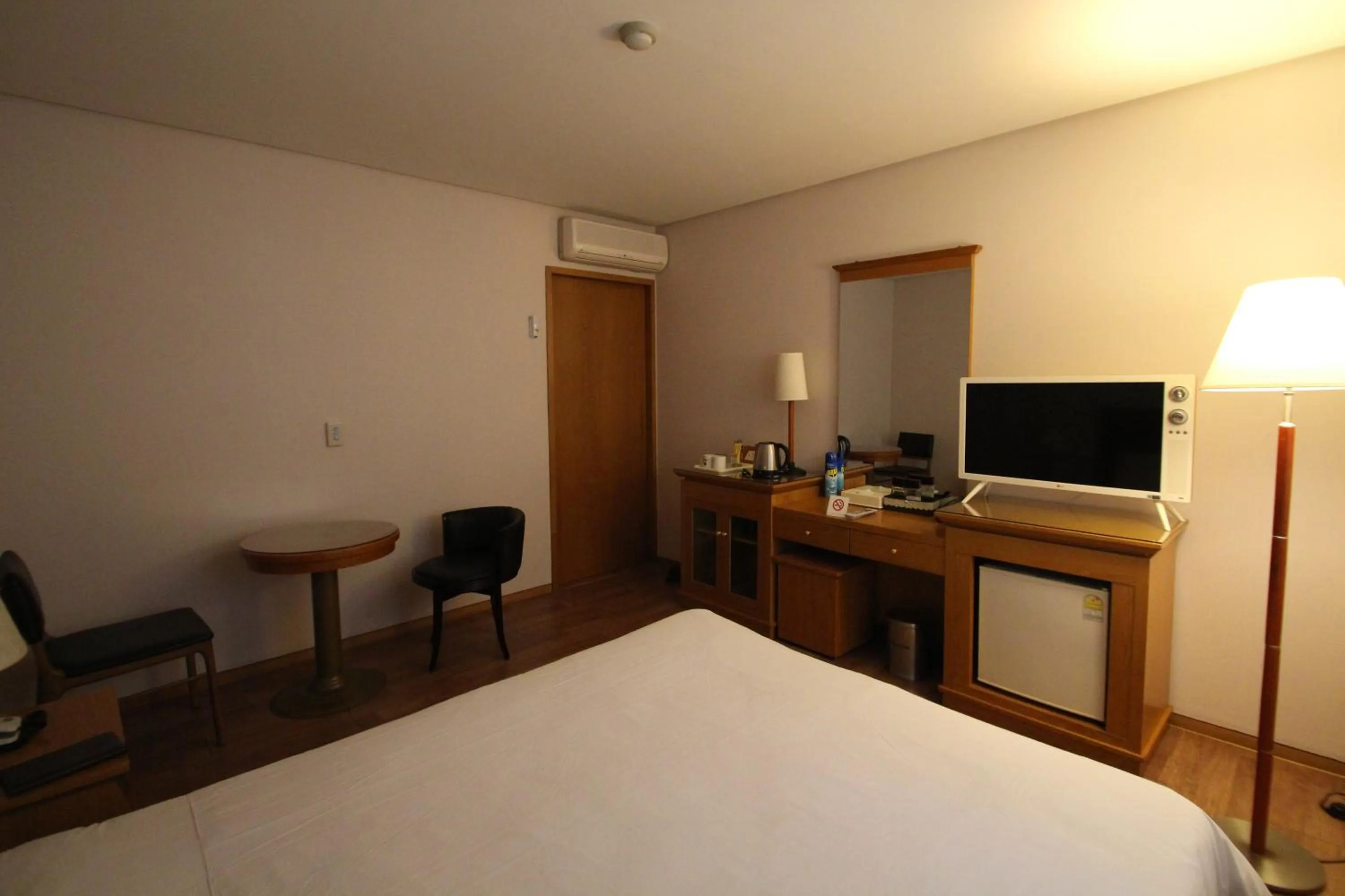 Photo of the whole room, Bed in Daedong Hotel