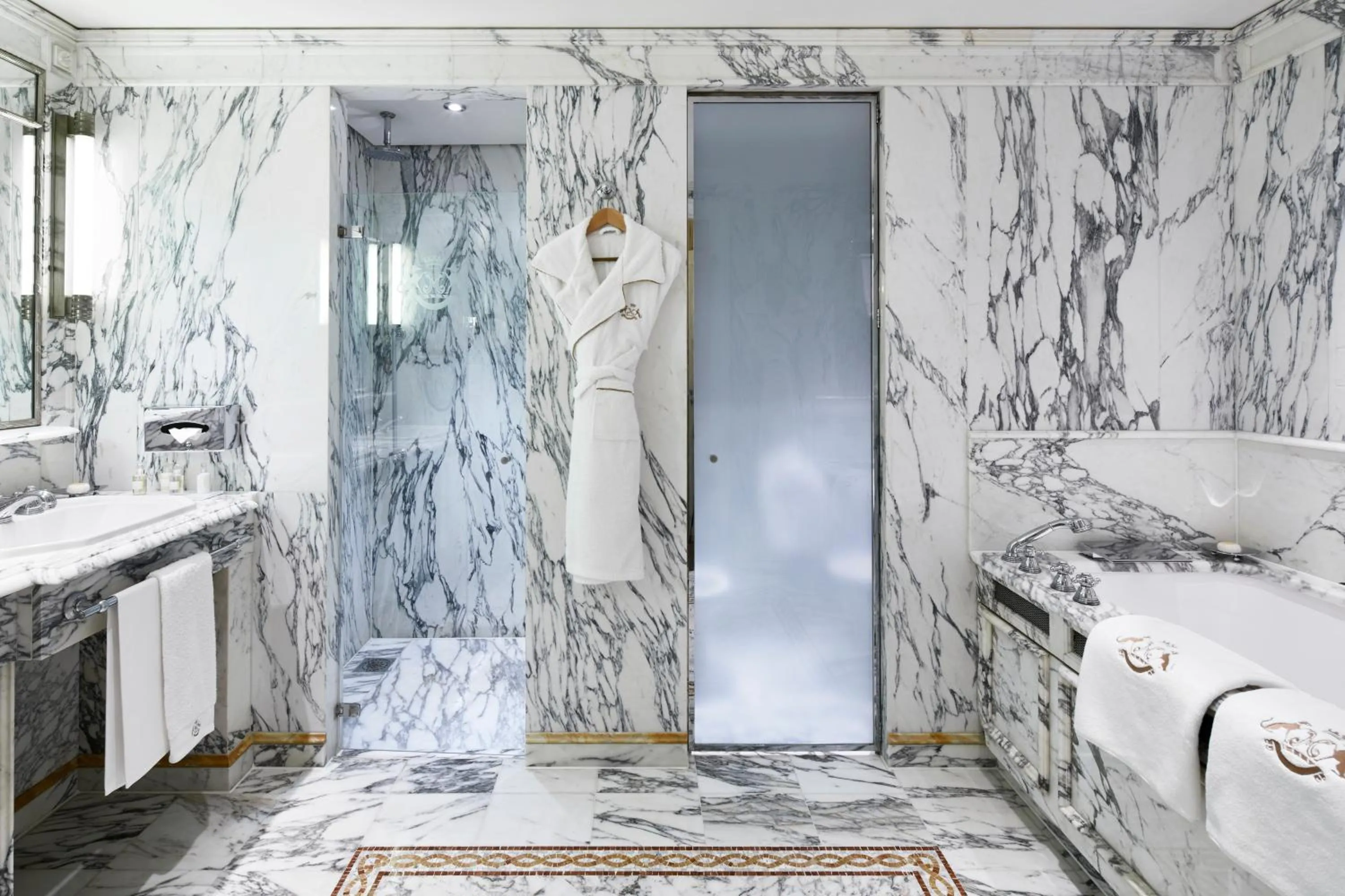 Bathroom in Le Meurice – Dorchester Collection