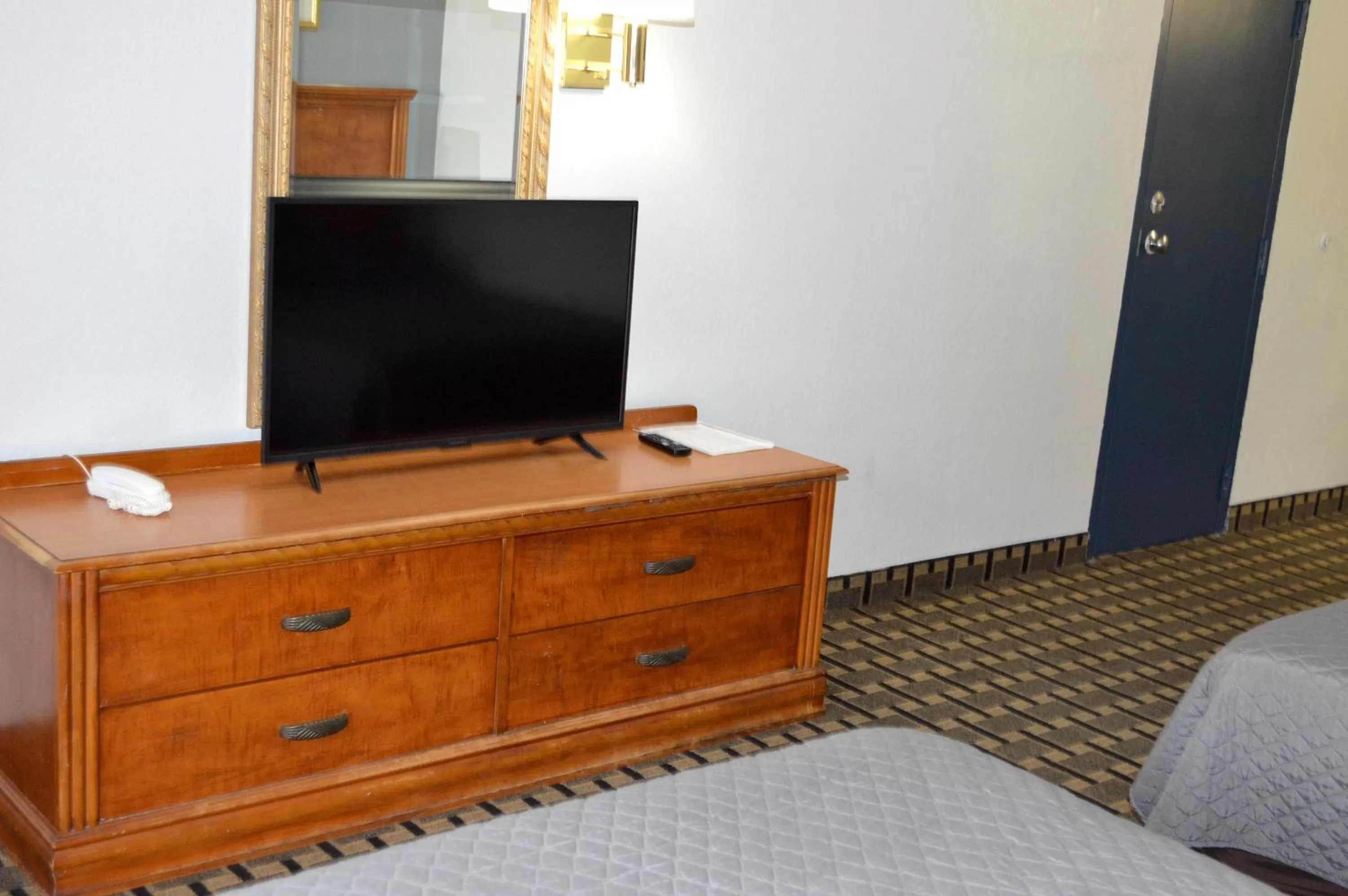 TV and multimedia in Americas Best Value Inn and Suites St. Cloud