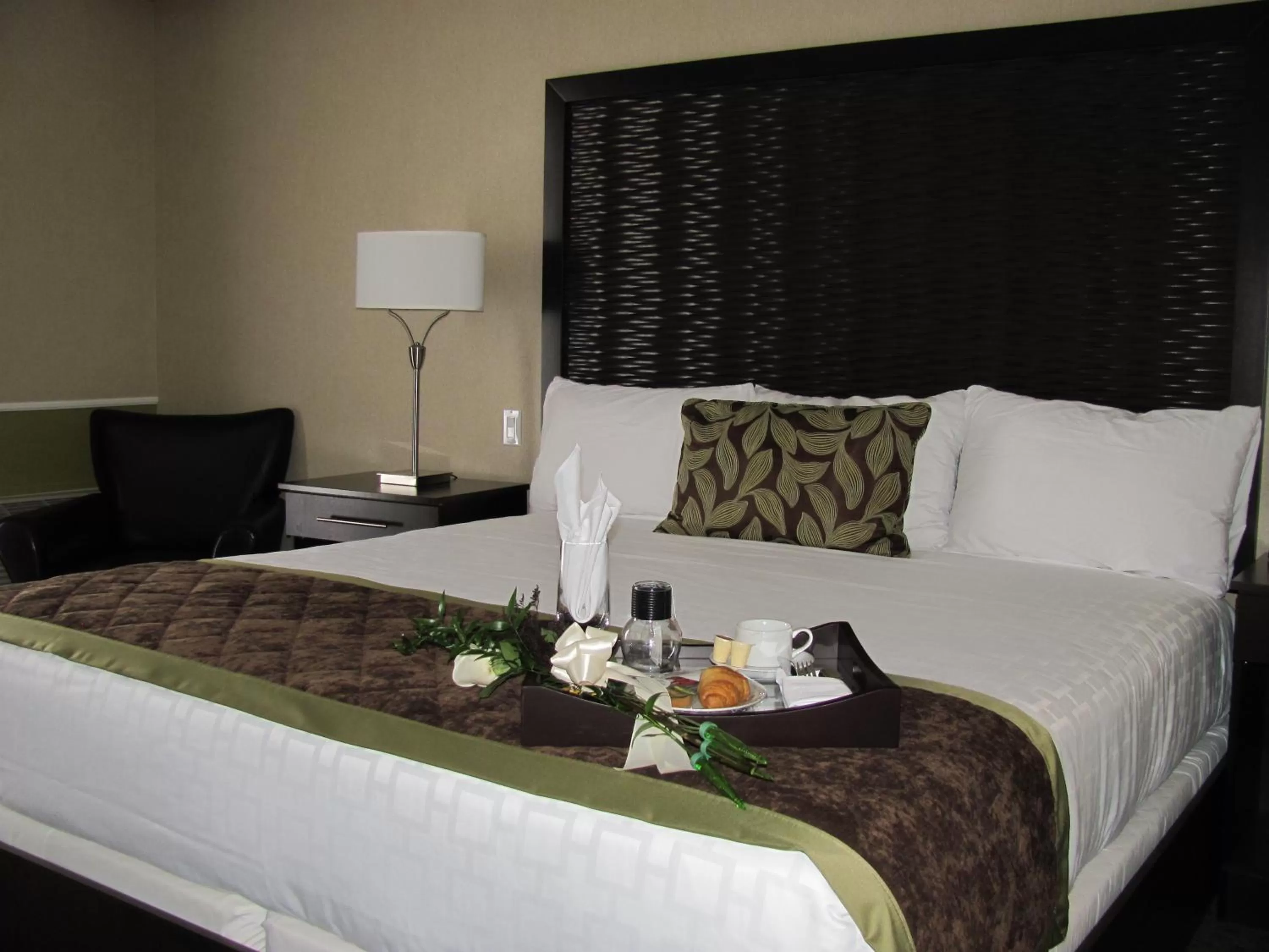 Bed in RiverRock Inn