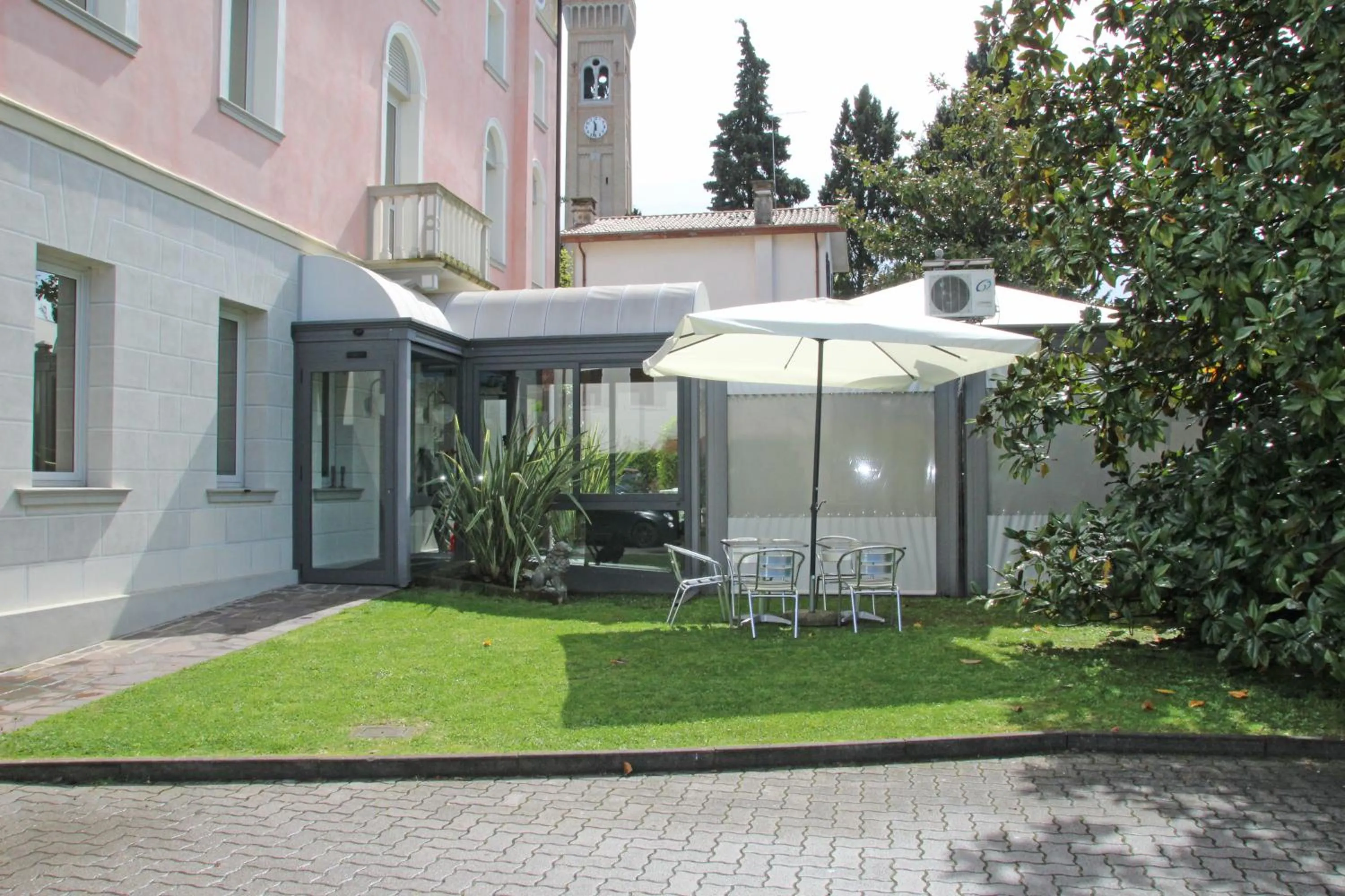 Evening entertainment in Park Hotel Villa Leon d'Oro