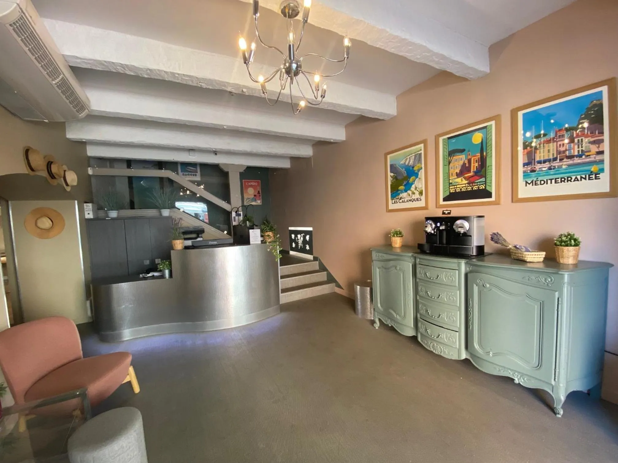Lobby or reception in The Originals Boutique, Hôtel Cassitel, Cassis