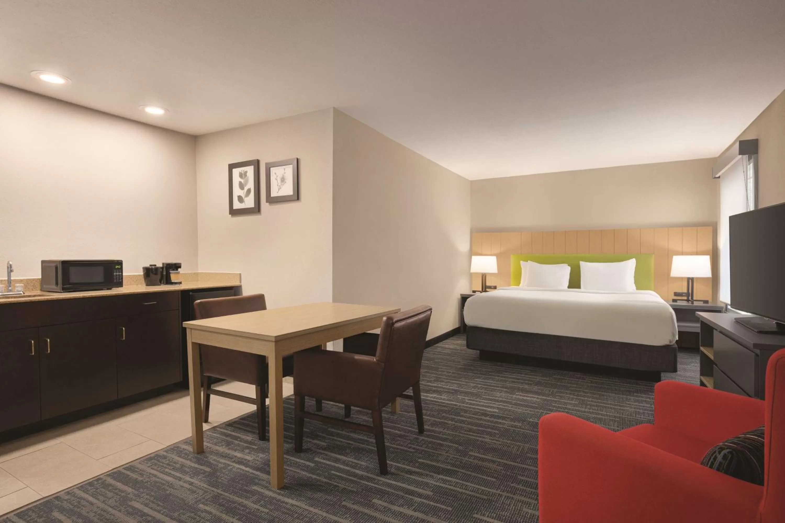 King Suite with Whirlpool in Country Inn & Suites by Radisson, Dunn, NC