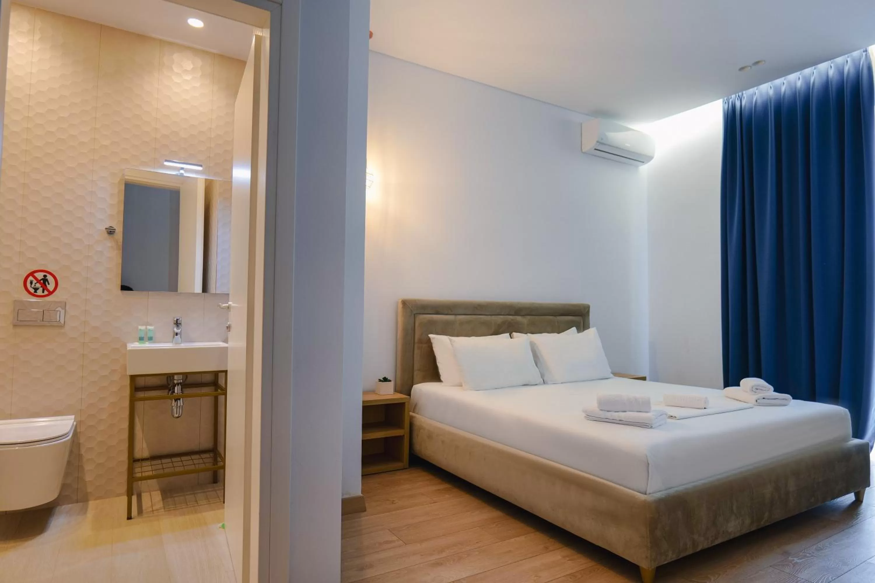 Toilet, Bed in Otto Hotel