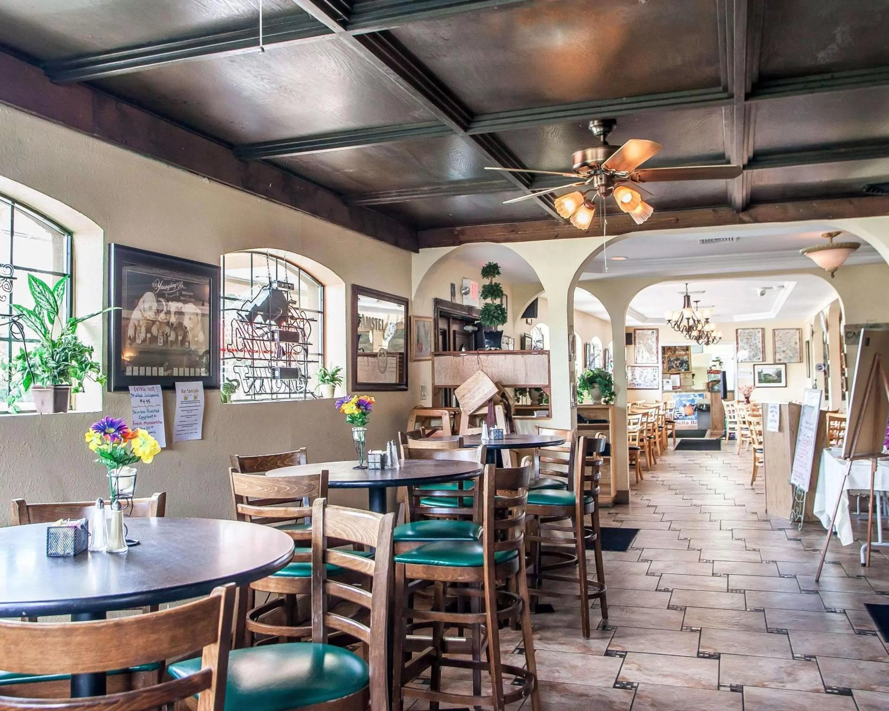 Lounge or bar in Econo Lodge