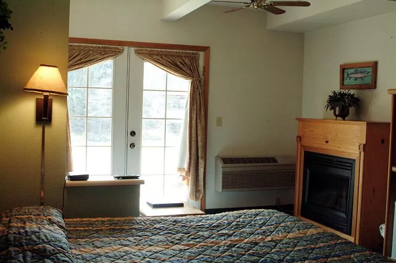 Day, Bed in Edgewater Inn Shady Cove