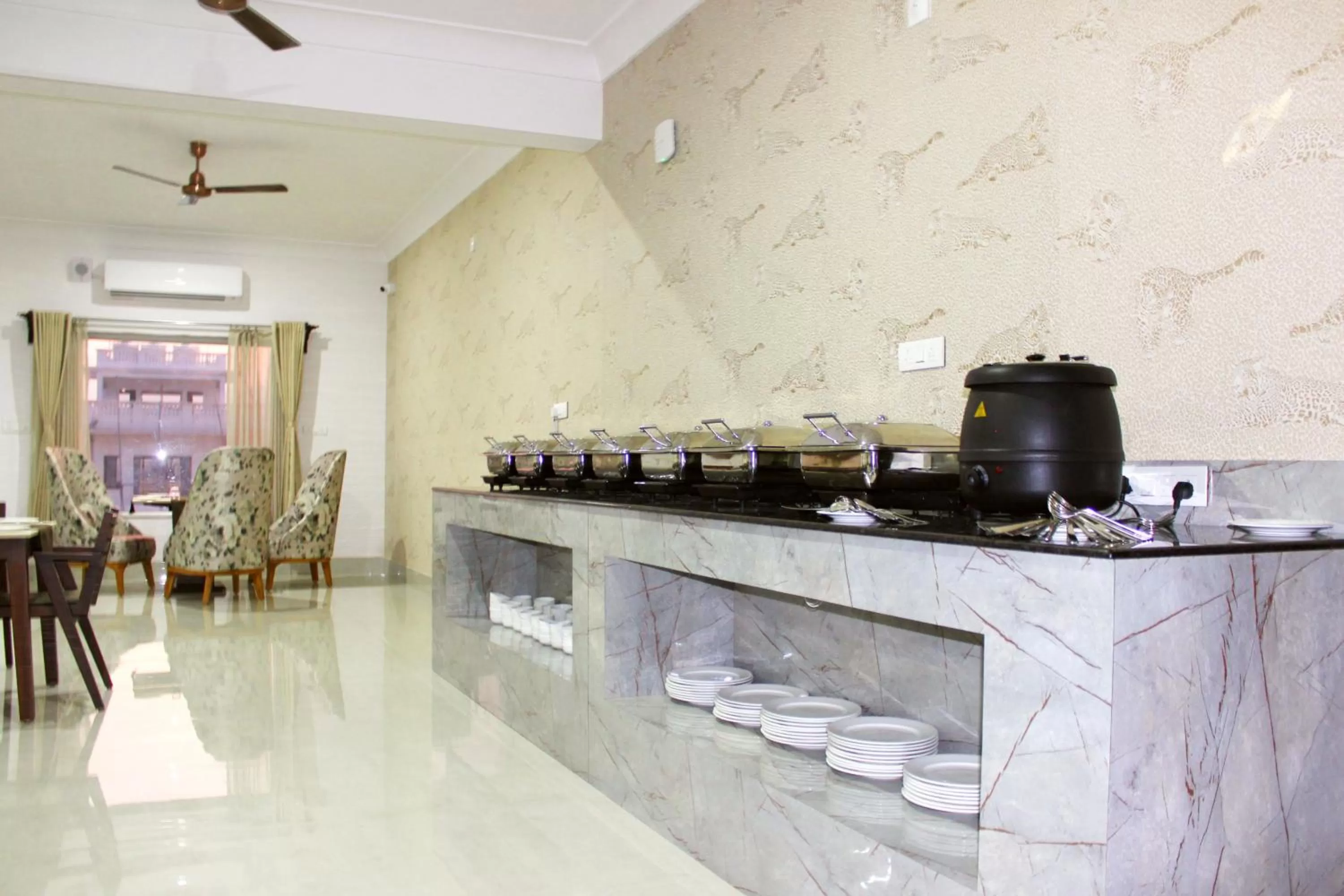 Restaurant/places to eat in Revaas Lake View Boutique Stay