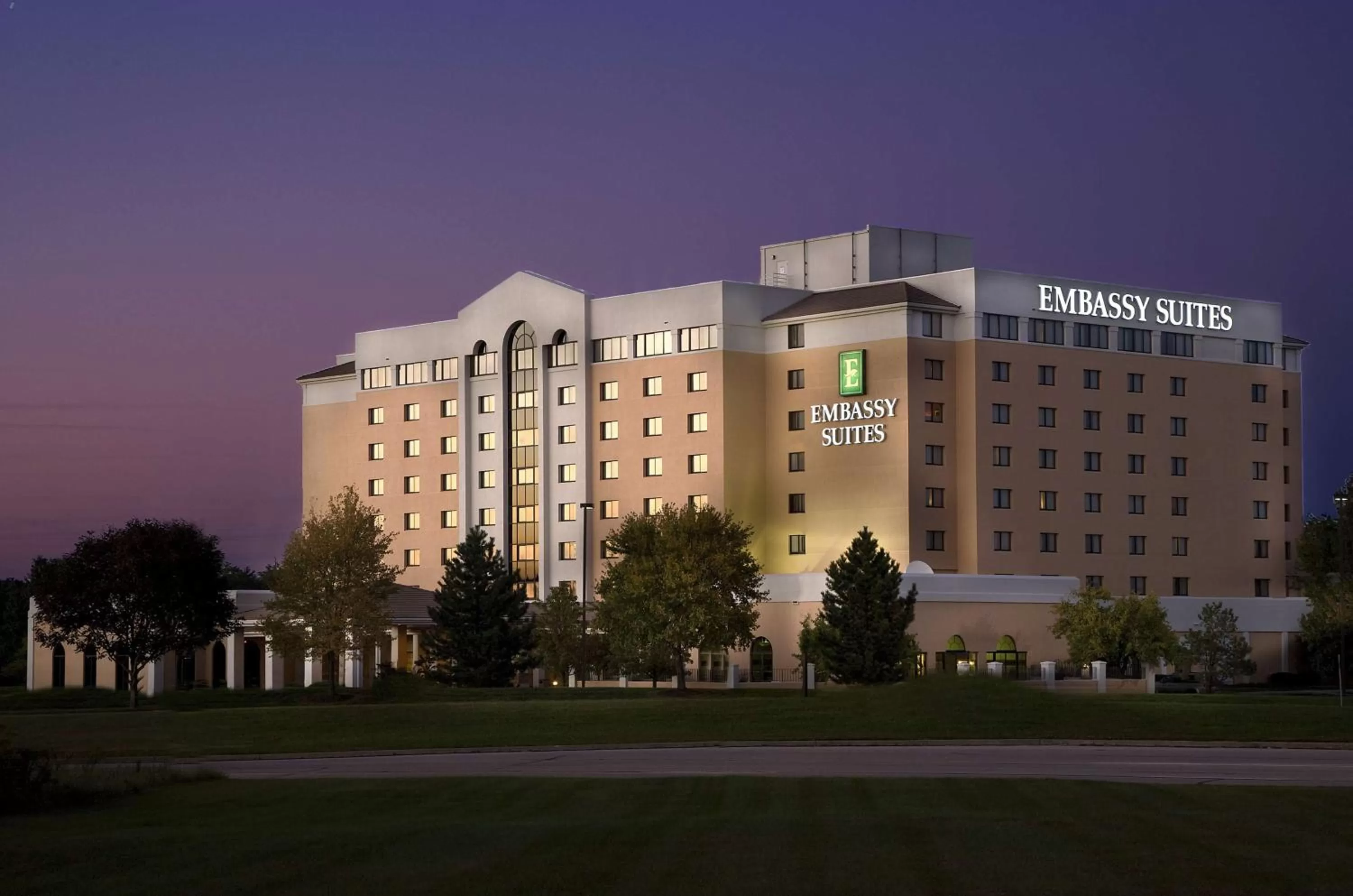 Property building in Embassy Suites by Hilton Kansas City International Airport