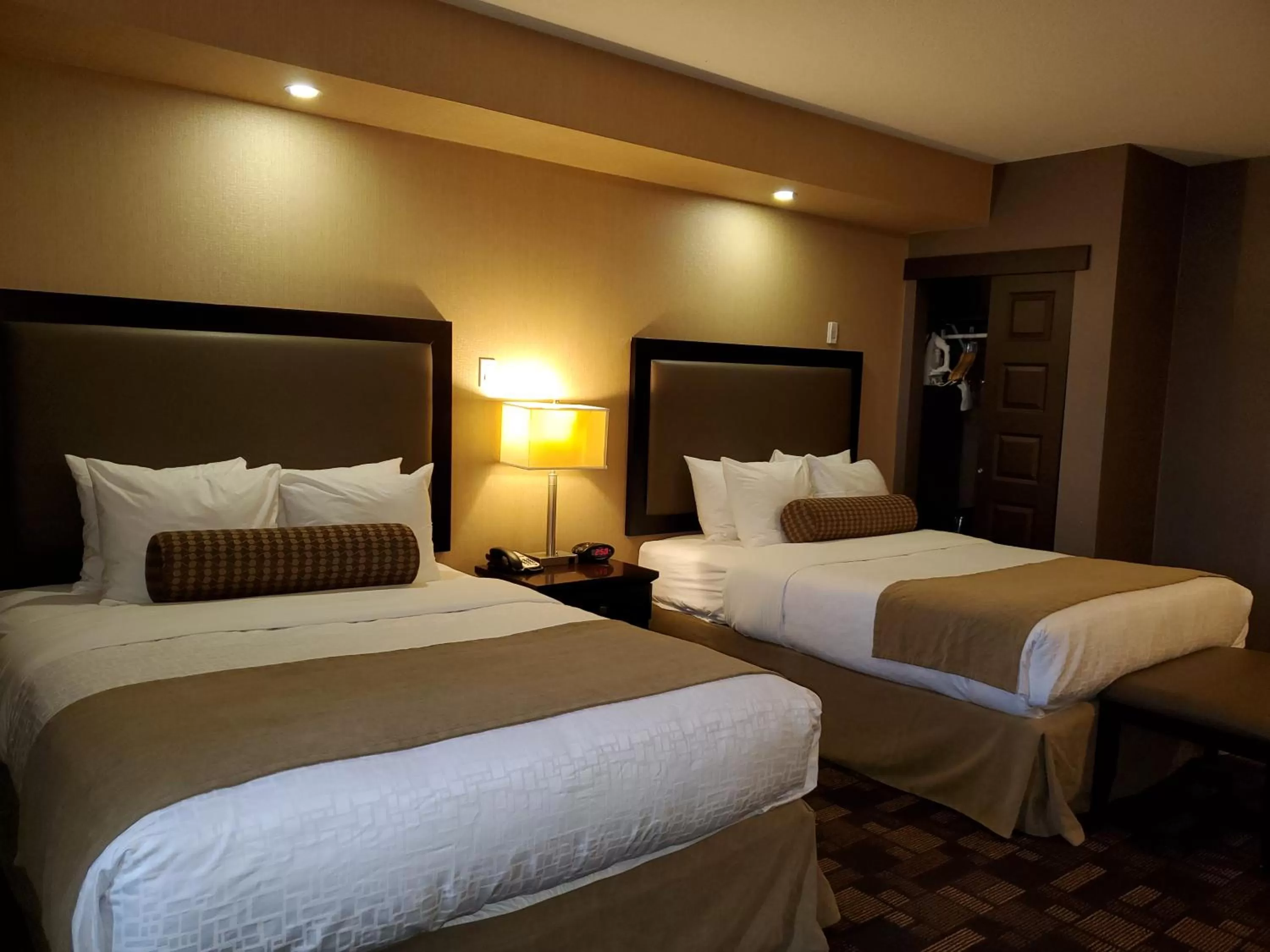 Photo of the whole room, Bed in Best Western PLUS Fox Creek