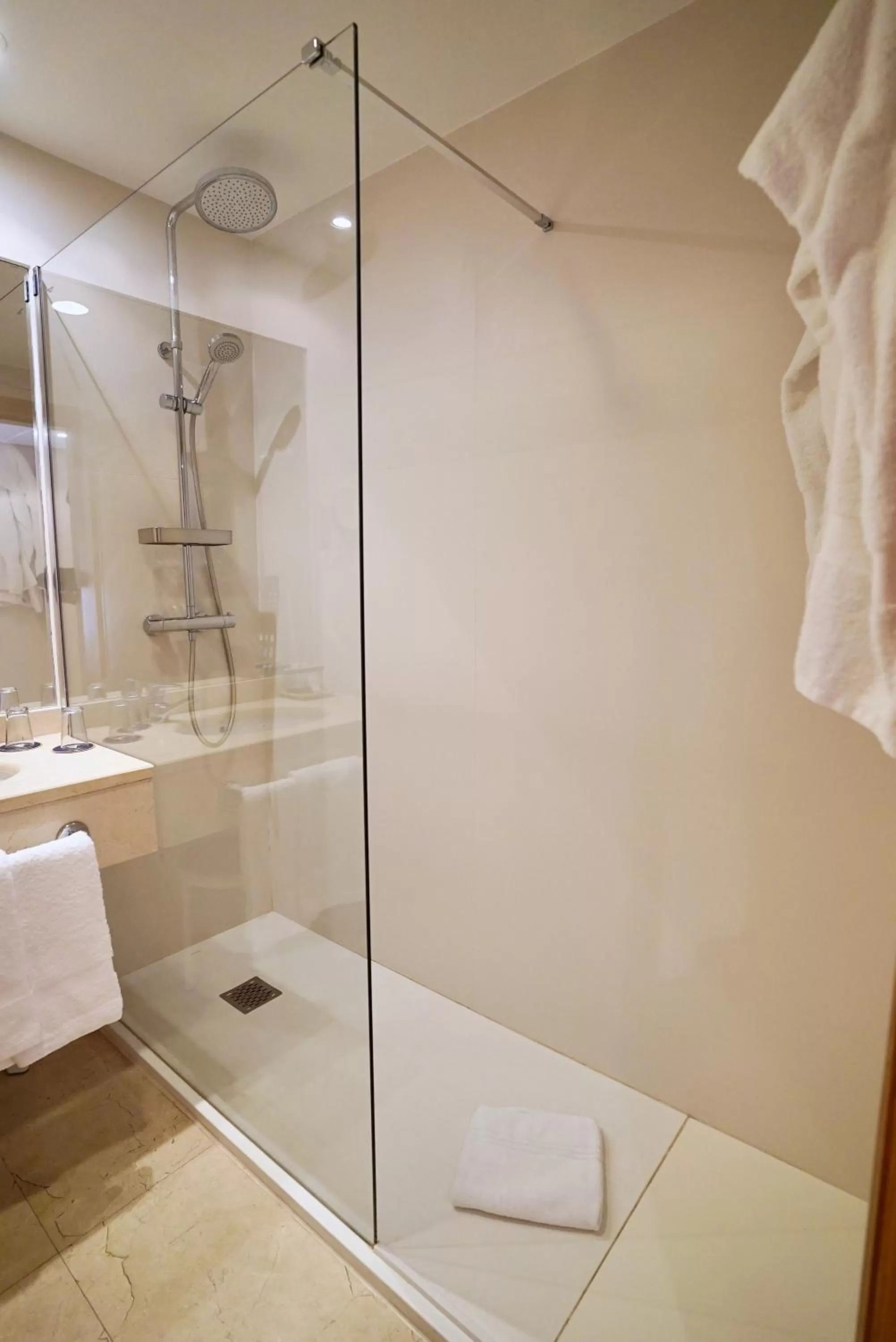 Shower in Gran Hotel Victoria