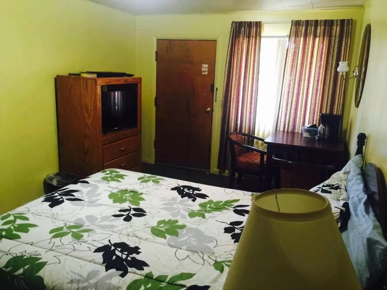Photo of the whole room, Bed in Budget Inn Motel Chemult