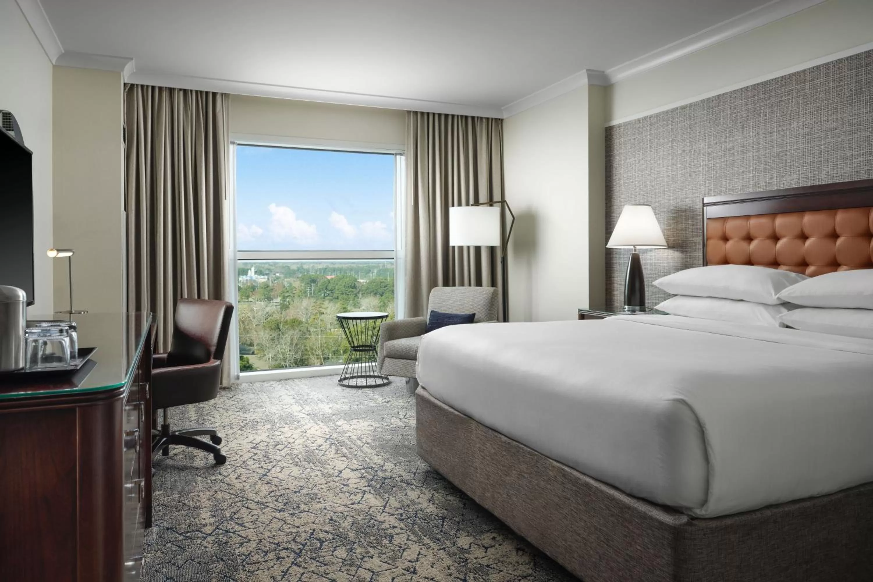 Traditional King Room with Adapted Tub - Mobility Accessible in Sheraton Myrtle Beach