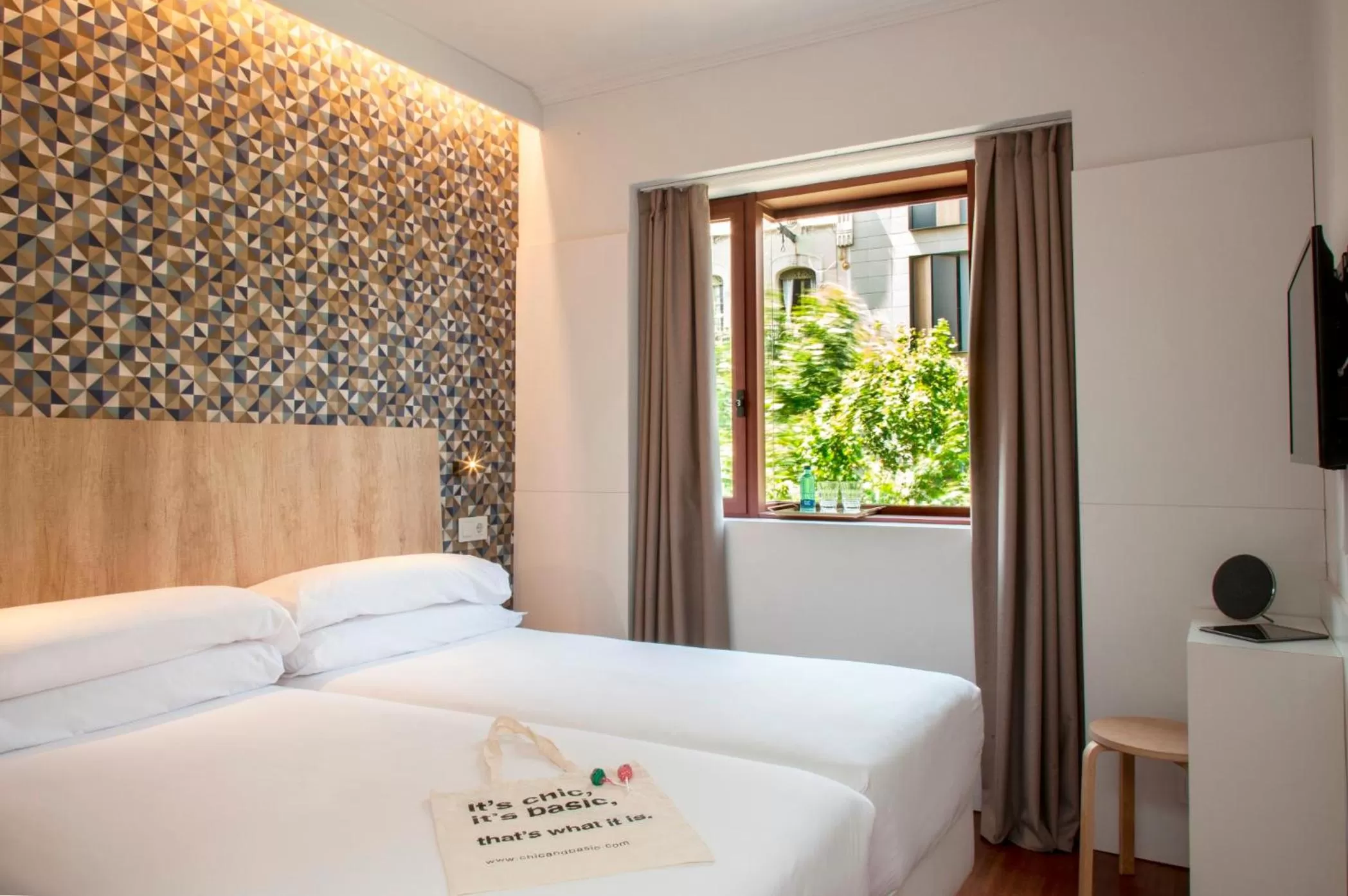 Bedroom, Bed in Chic & Basic Velvet