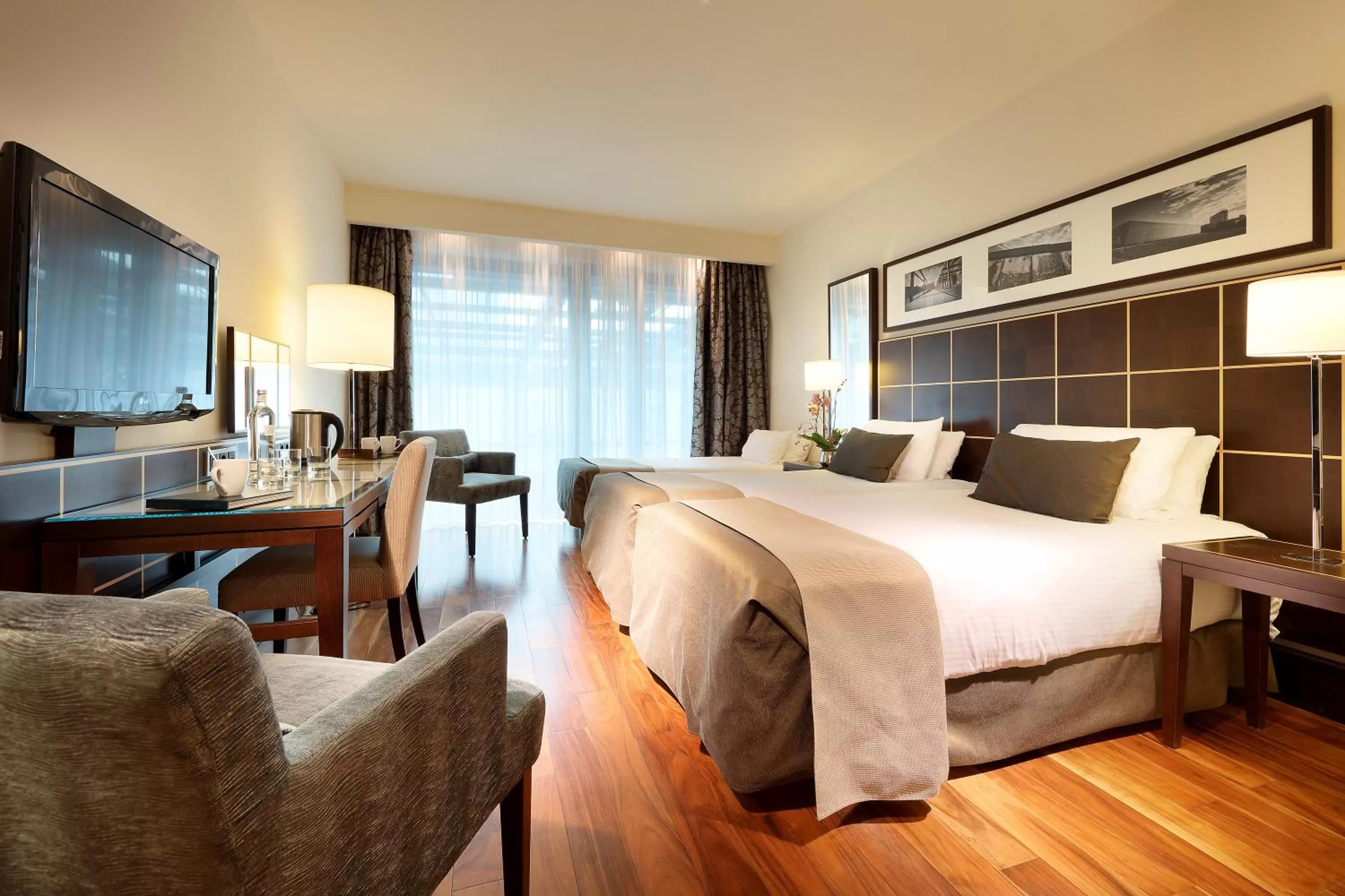 Photo of the whole room, Bed in Eurostars Berlin