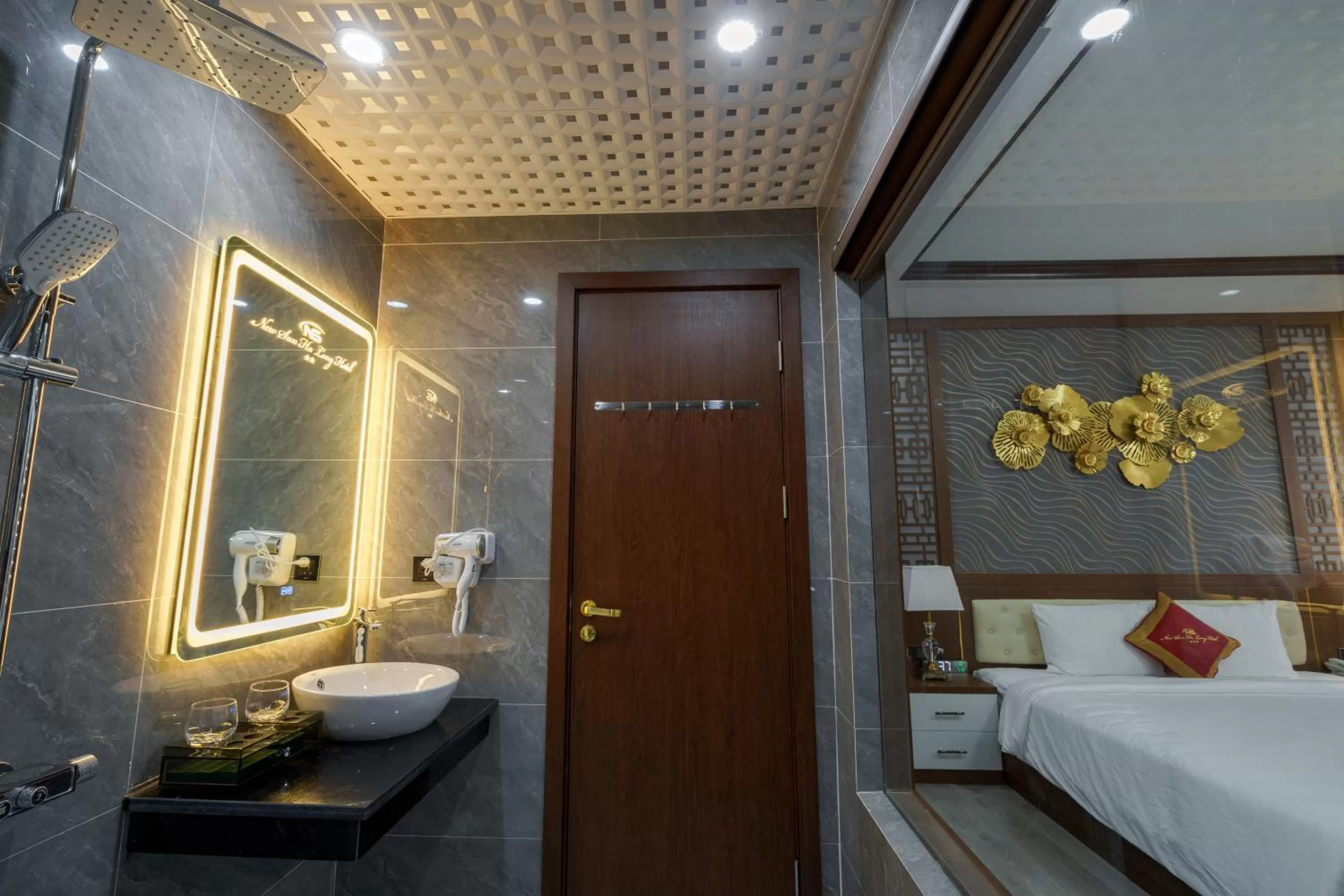 Bathroom, Bed in Sunland Halong Hotel and Restaurant