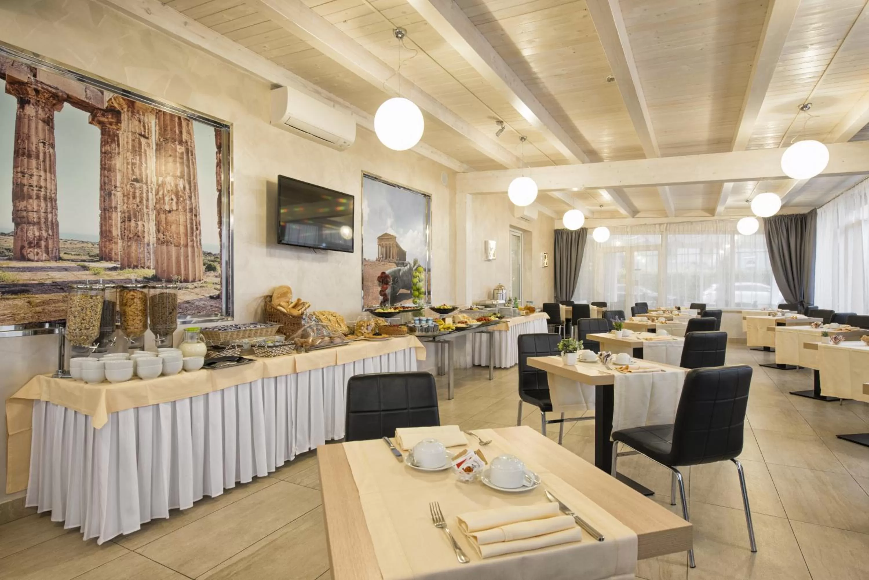 Restaurant/places to eat in Simon Hotel