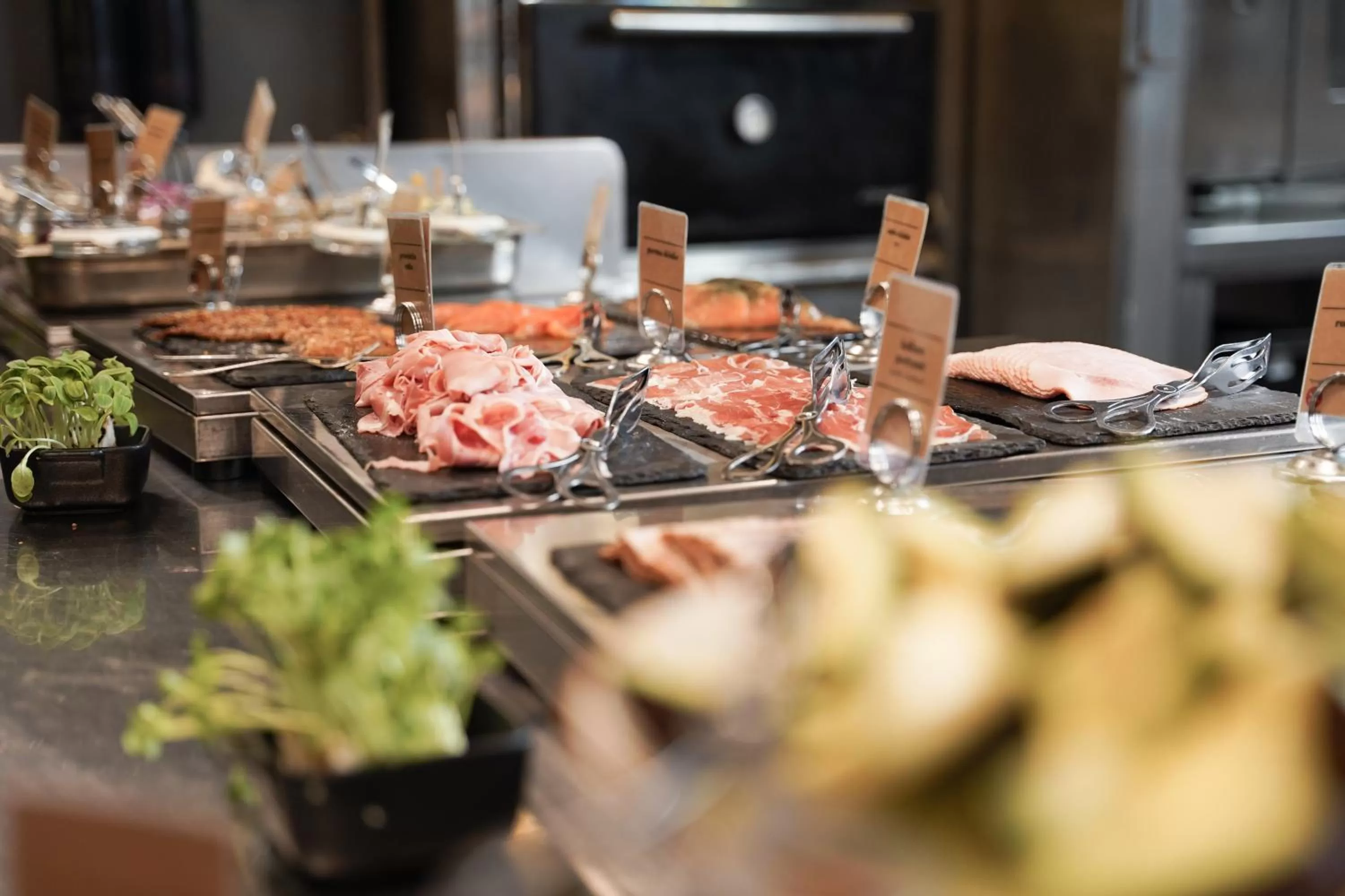 Restaurant/places to eat in Home Hotel Folketeateret