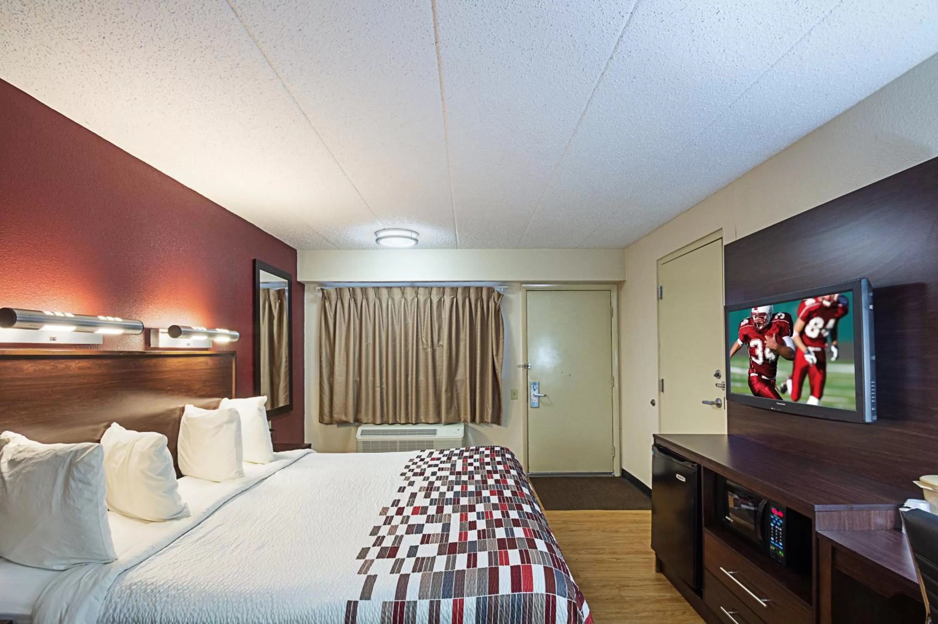 Photo of the whole room, Bed in Red Roof Inn Madison, WI