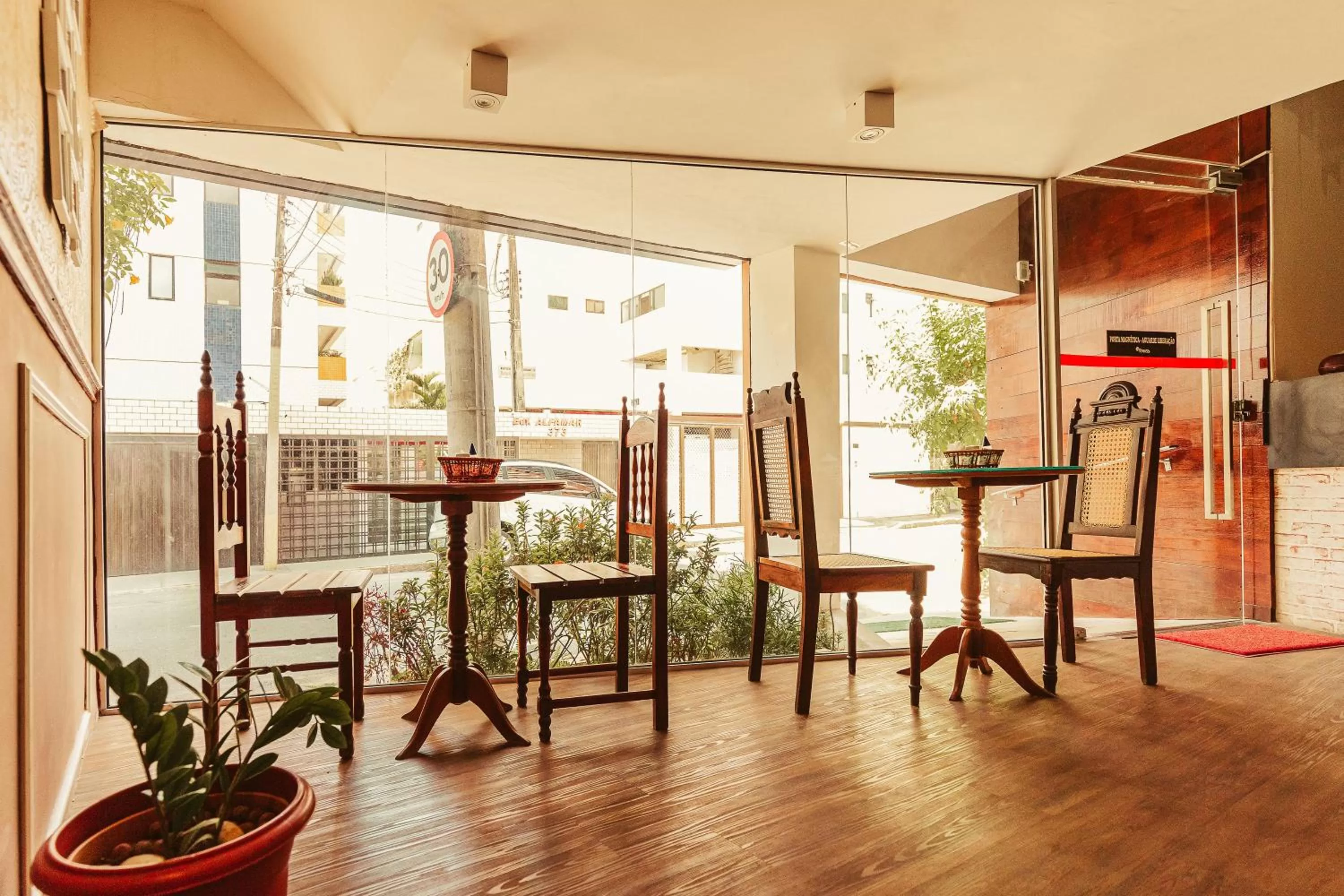 Restaurant/places to eat in Vivaz Boutique Hotel