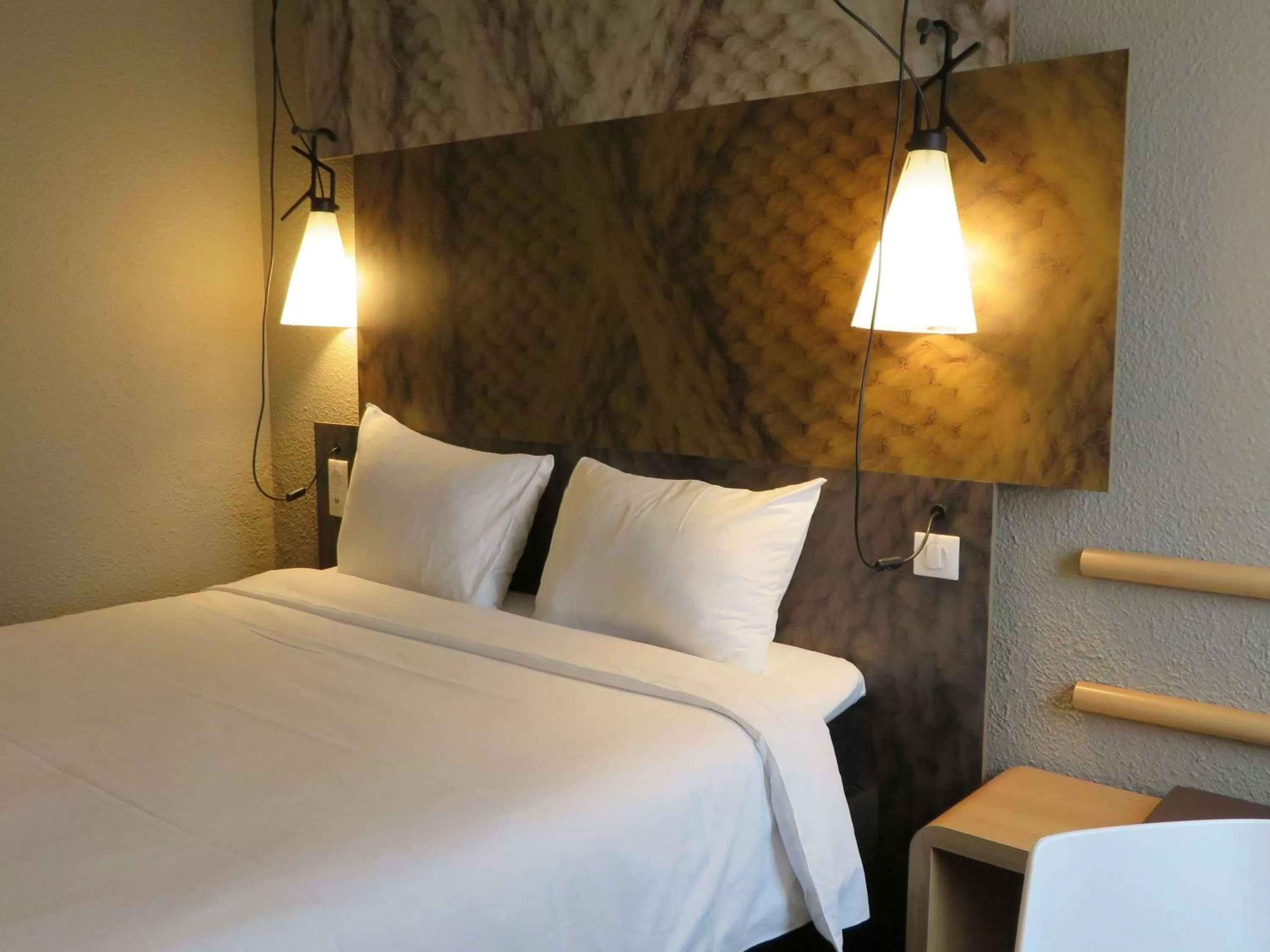 Photo of the whole room, Bed in ibis Melun