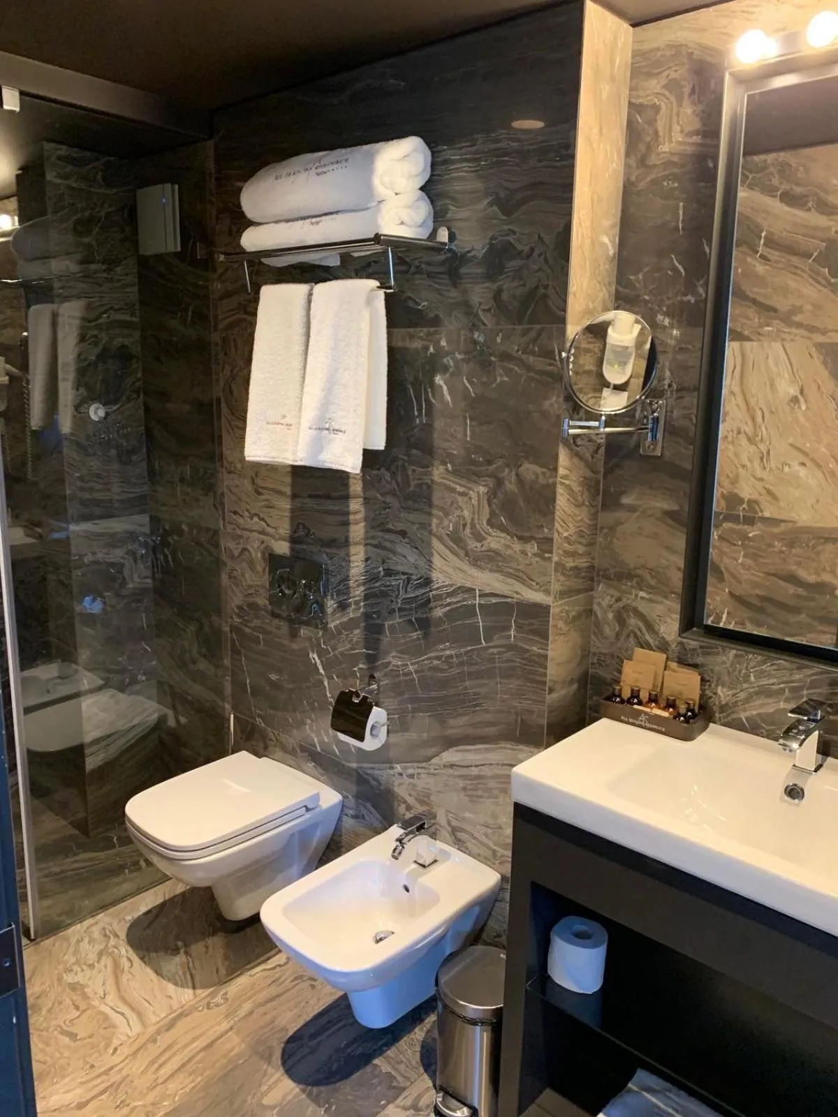 Shower in All Seasons Residence Design Hotel - Free parking