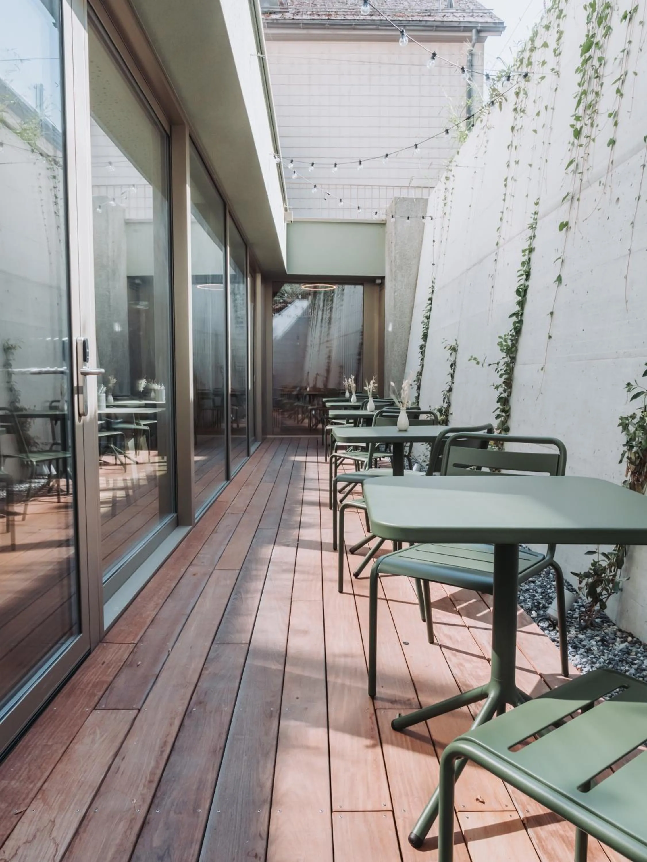 Restaurant/places to eat in Montreux Youth Hostel