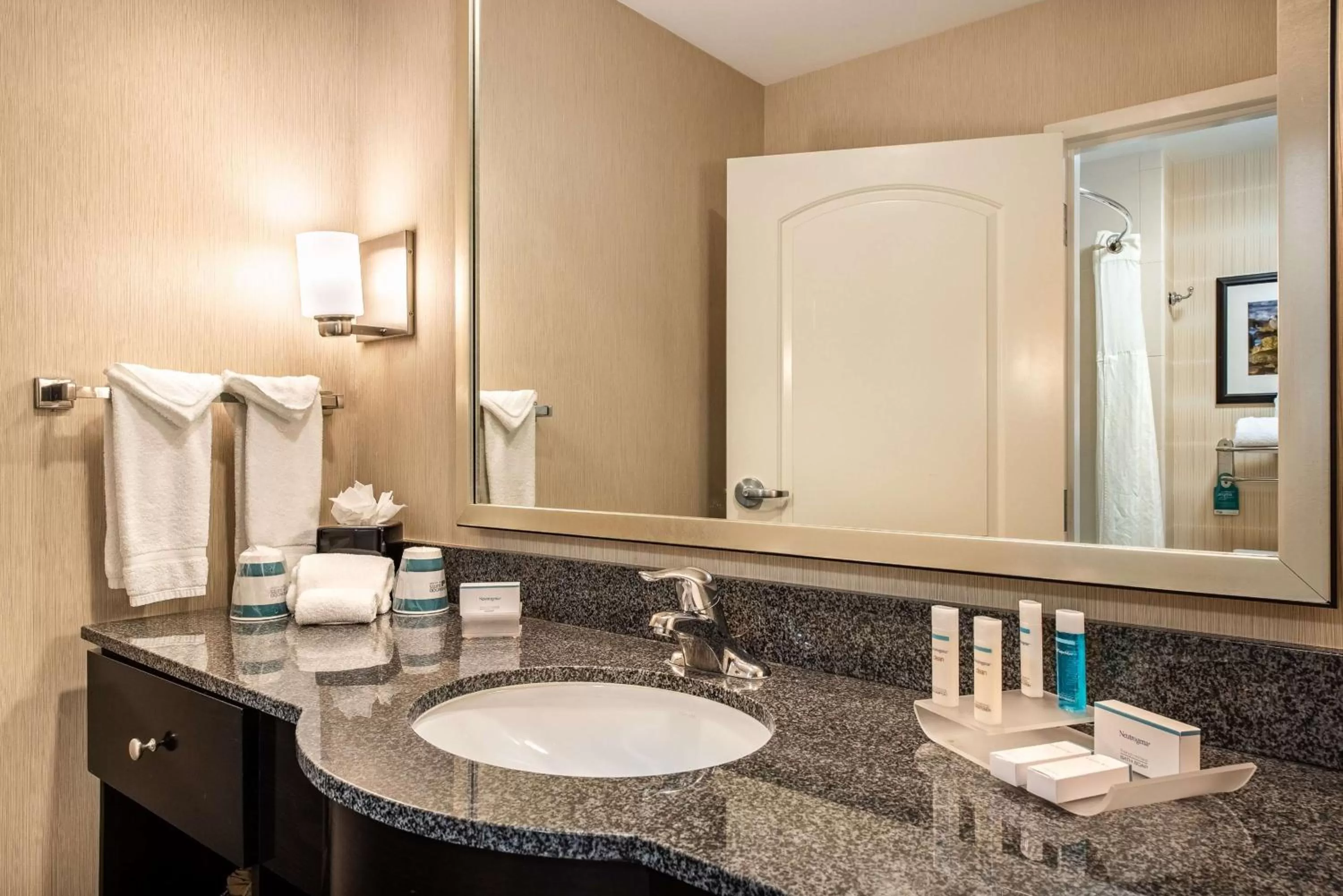 Bathroom in Homewood Suites by Hilton Oxnard/Camarillo