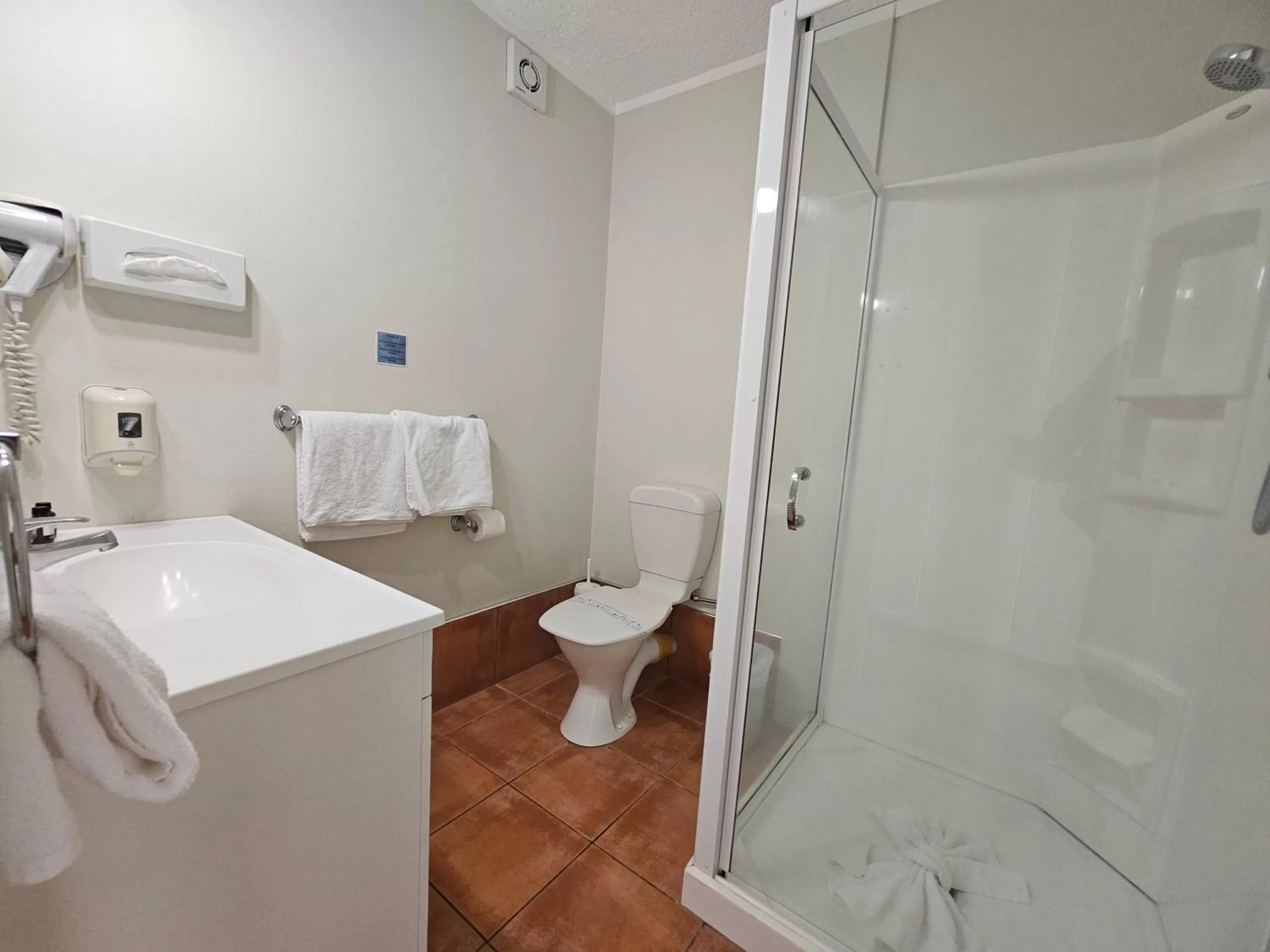 Shower in Tui Oaks Motel