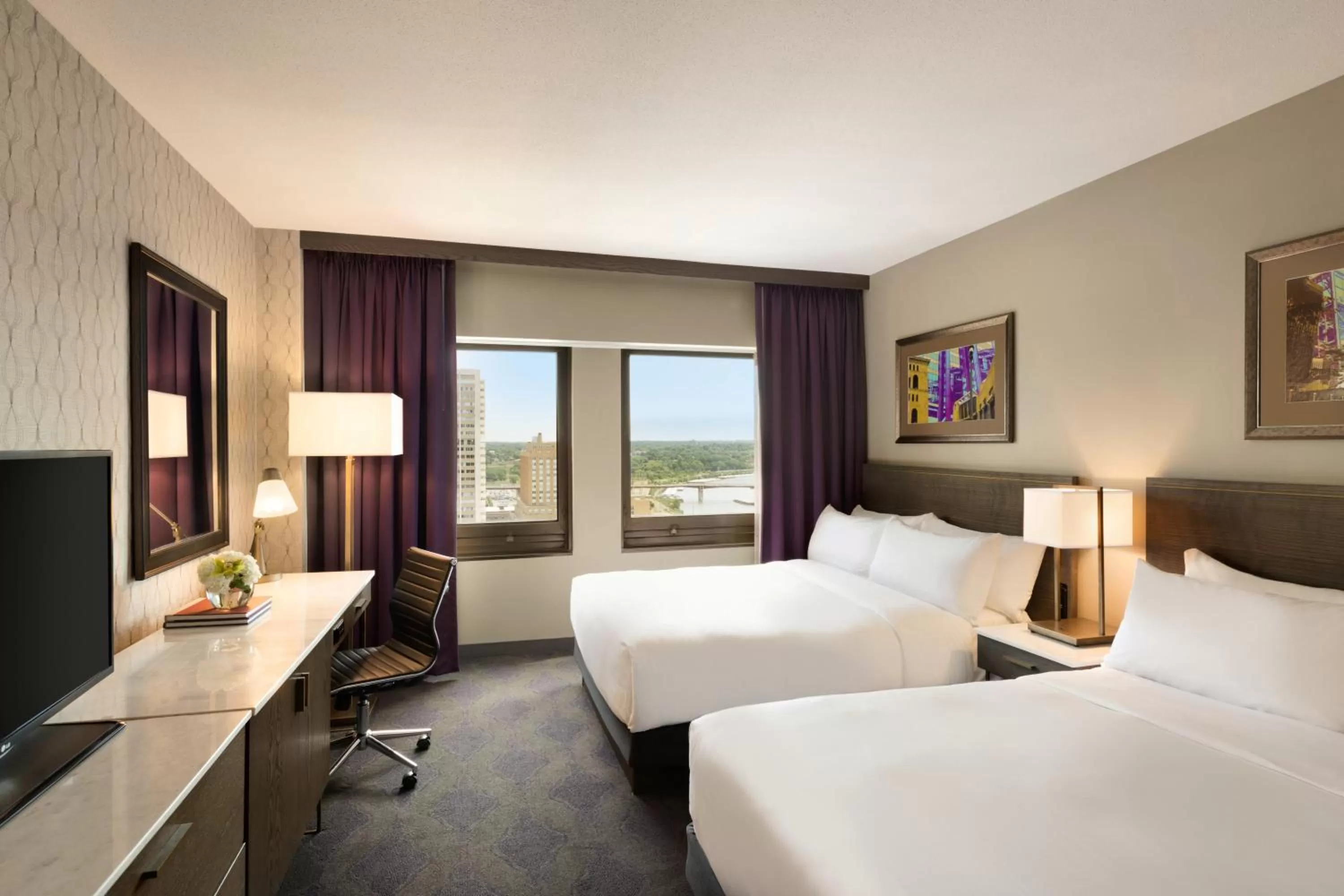 Photo of the whole room, Bed in InterContinental St. Paul Riverfront by IHG