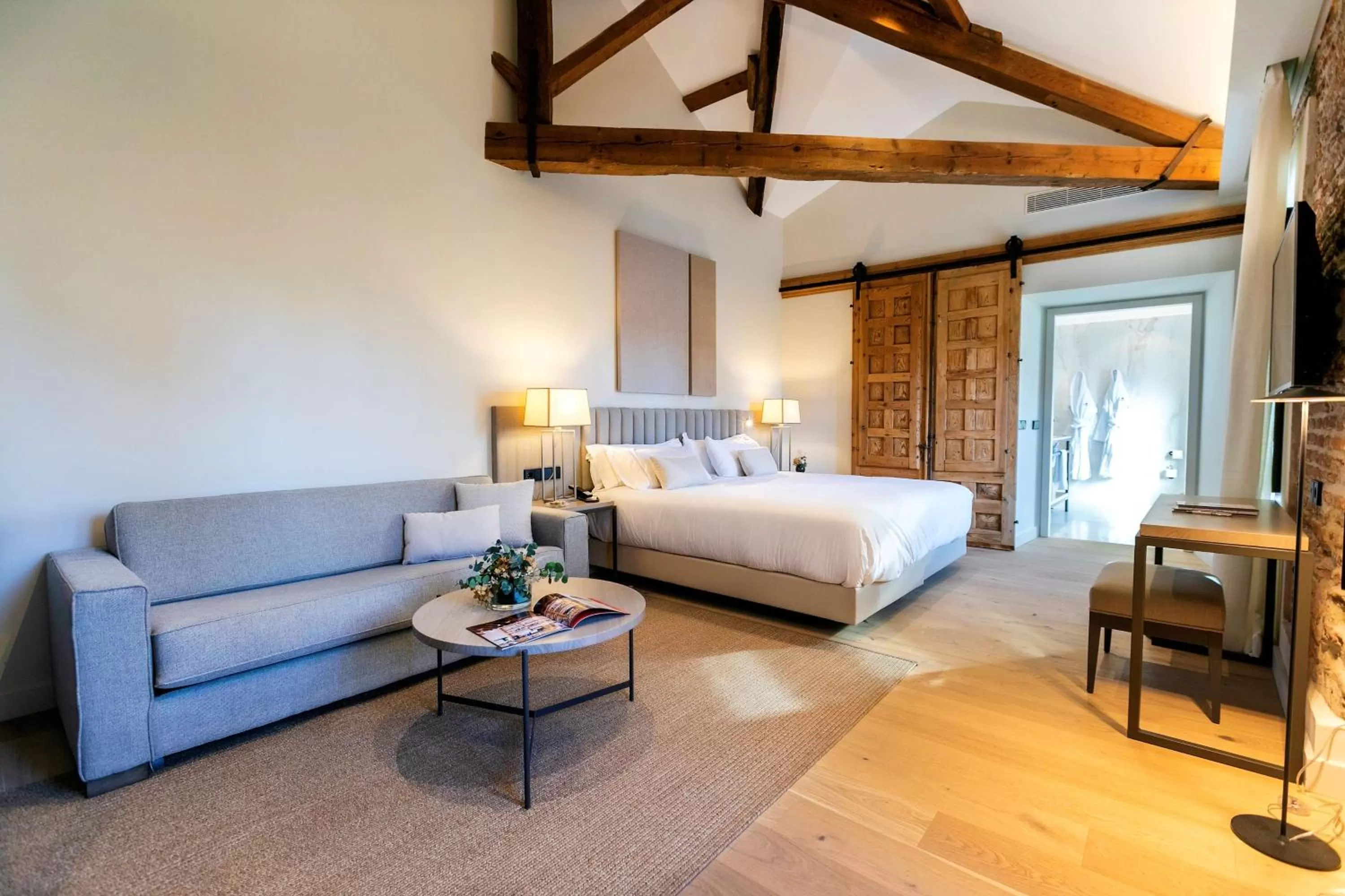 Photo of the whole room, Bed in Sofraga Palacio