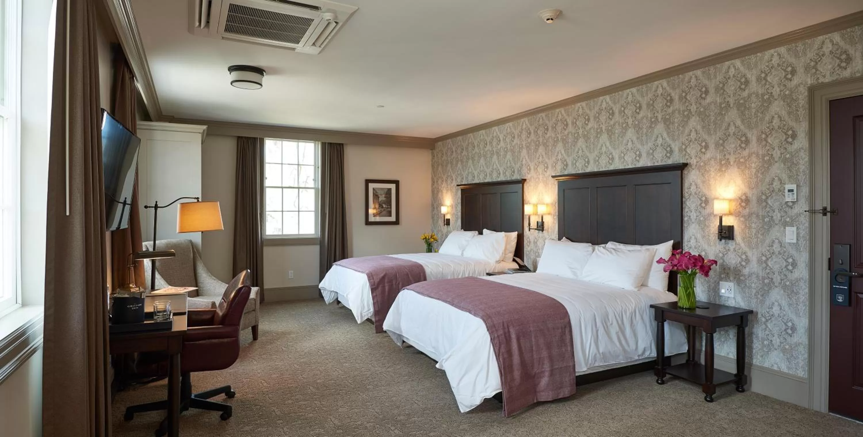 Photo of the whole room, Bed in The Groton Inn