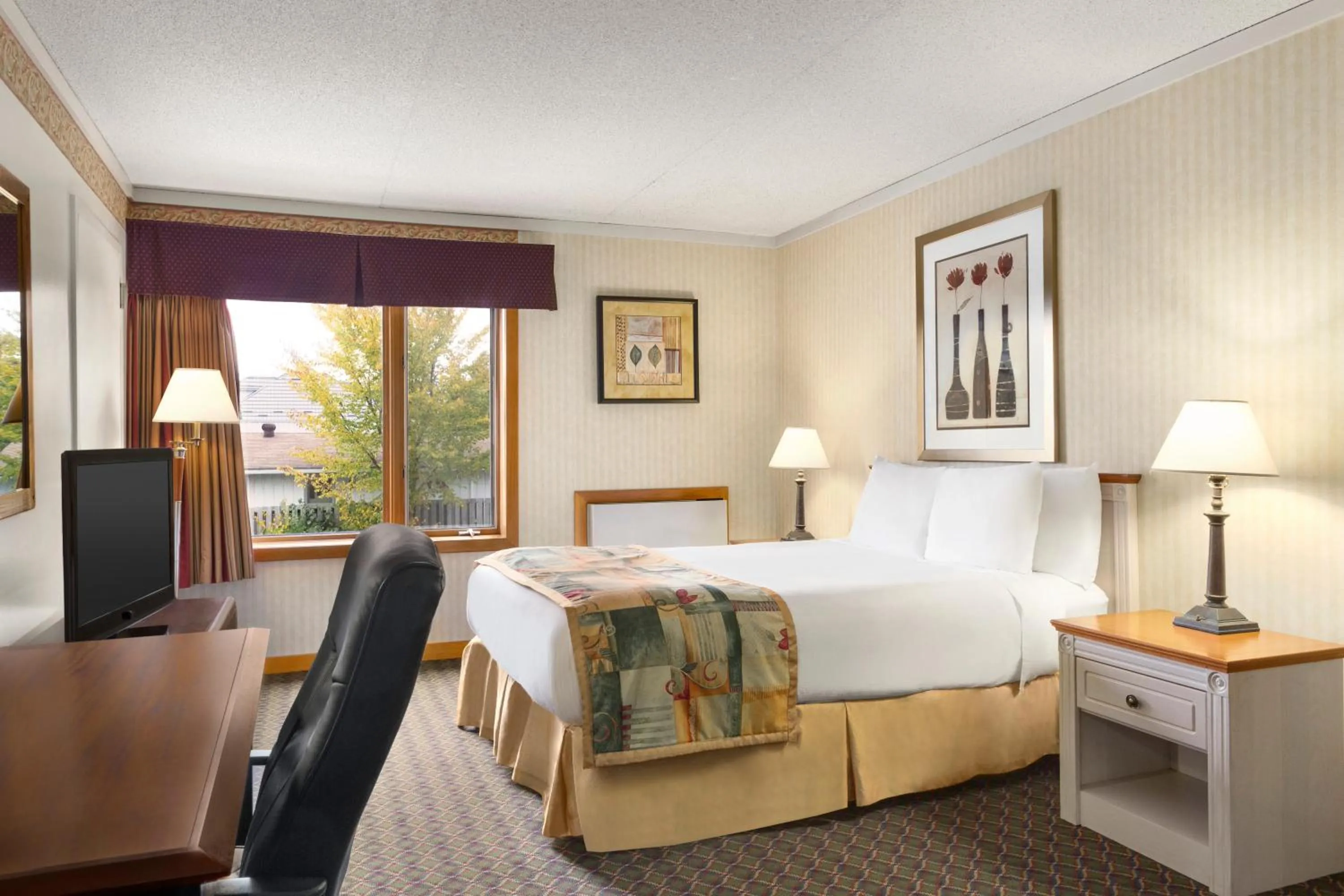 Bedroom, Bed in Travelodge by Wyndham Owen Sound ON