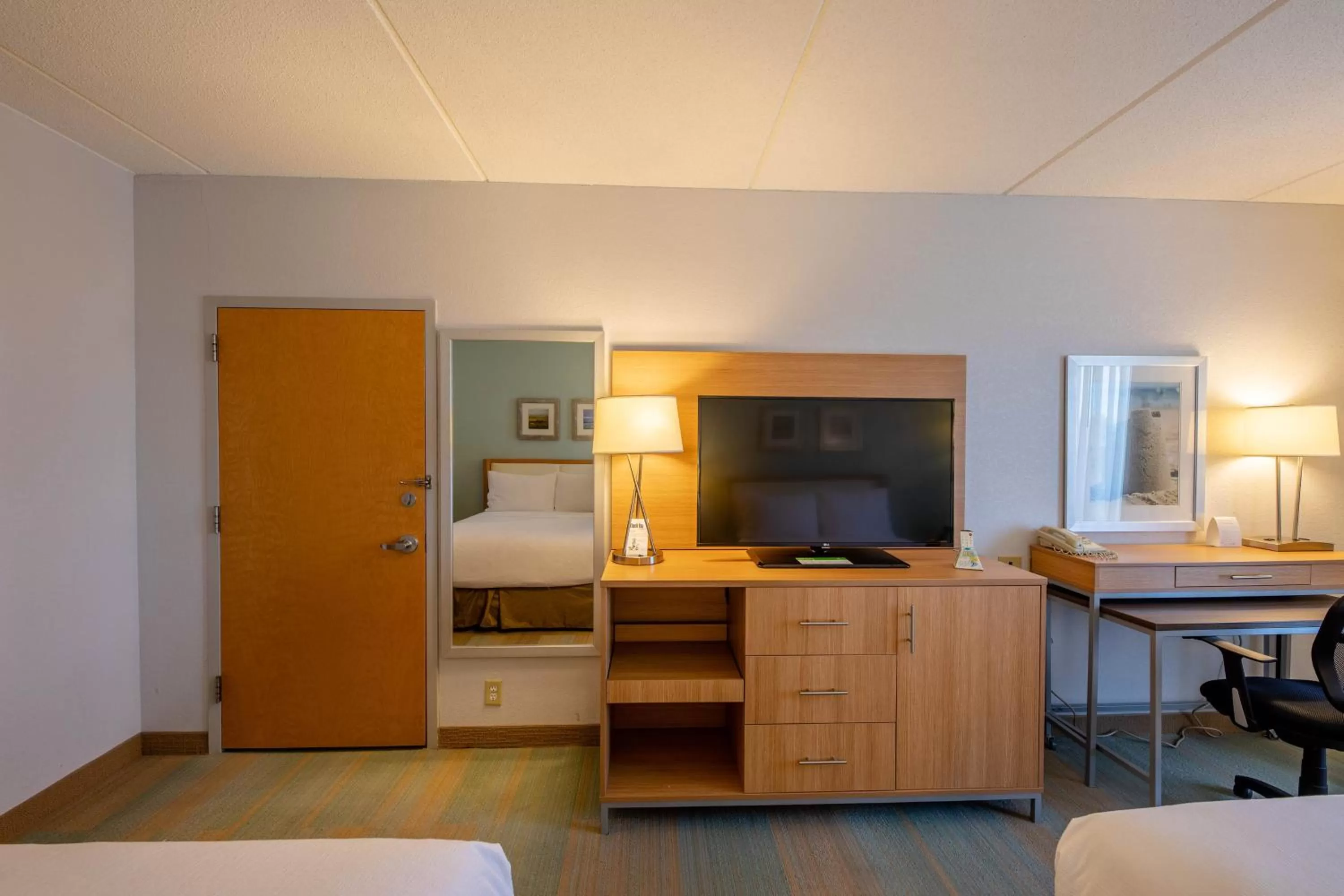 Photo of the whole room, Bed in Holiday Inn Manahawkin/Long Beach Island by IHG