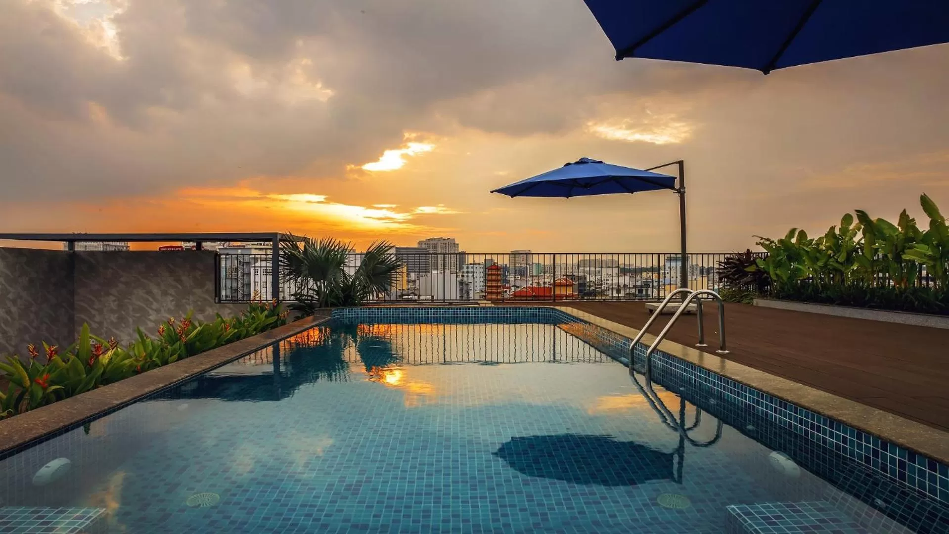 Swimming pool in DHTS Business Hotel & Apartment