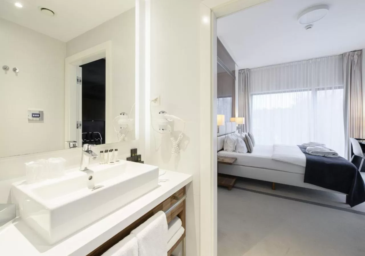 Bathroom, Bed in Hotel Sopot - Hotel, Conference & SPA
