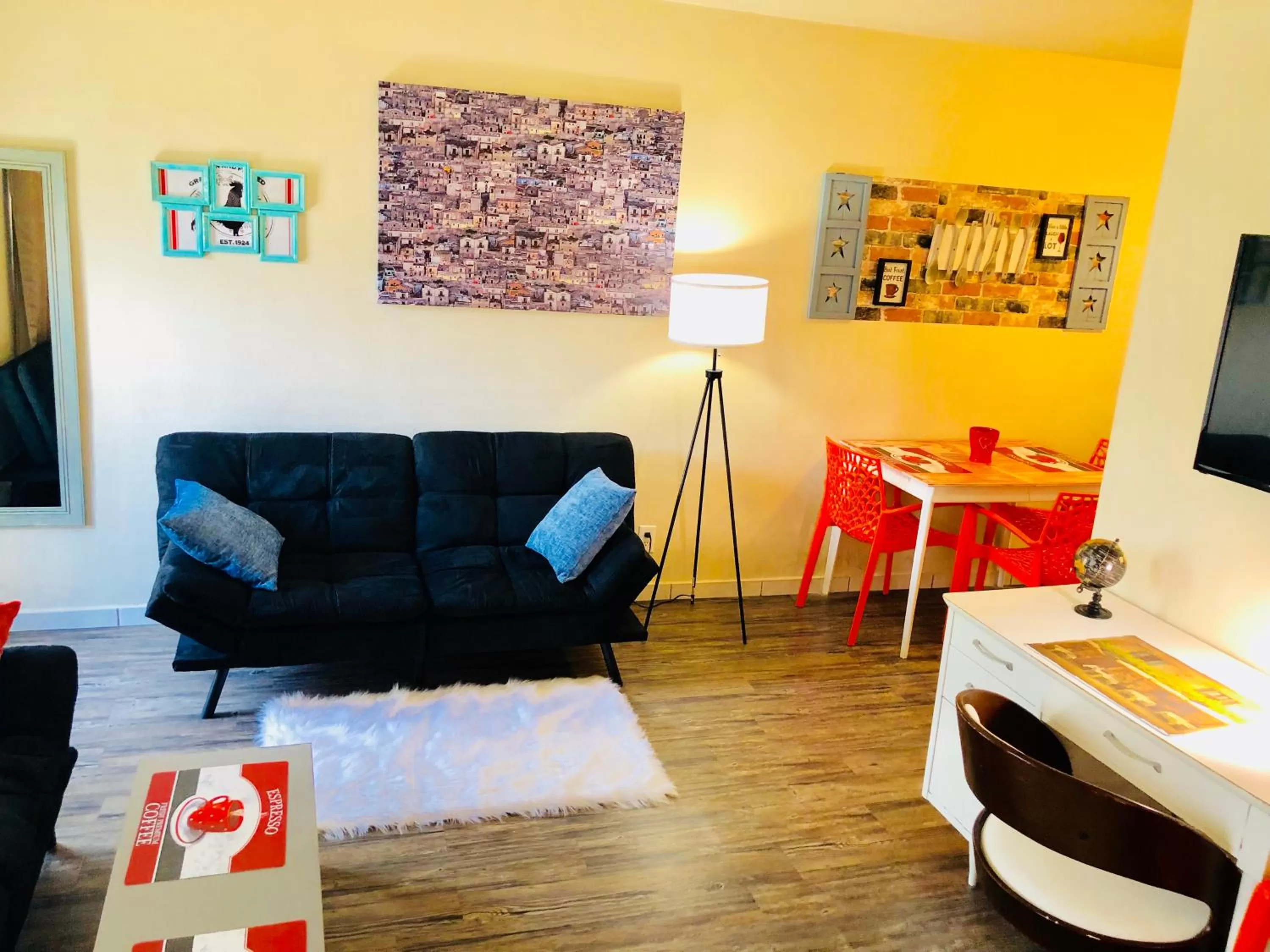 Living room in Hollywood Light Haven Lodge