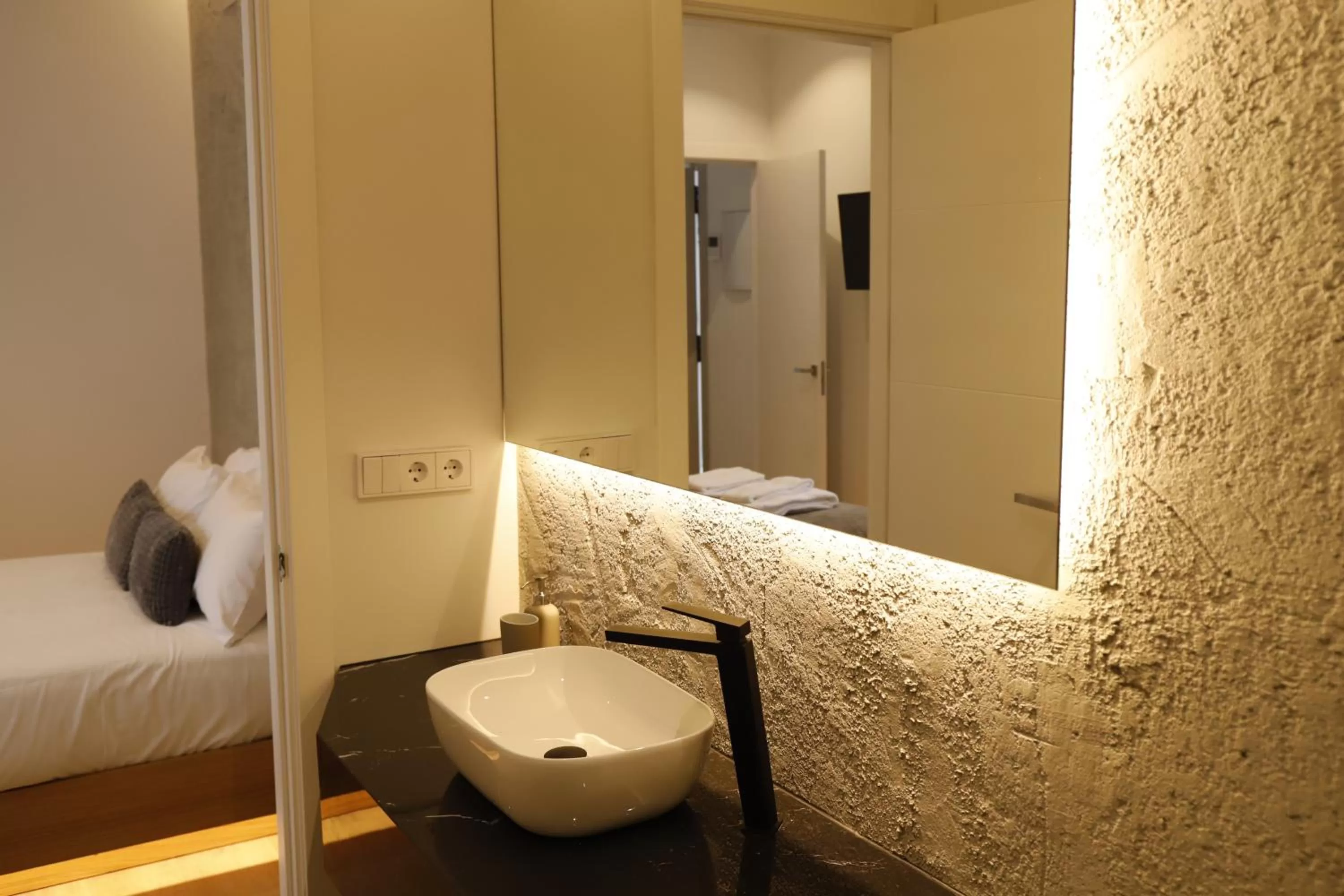 Bathroom, Bed in MEDINA HOMES PUENTE ROMANO